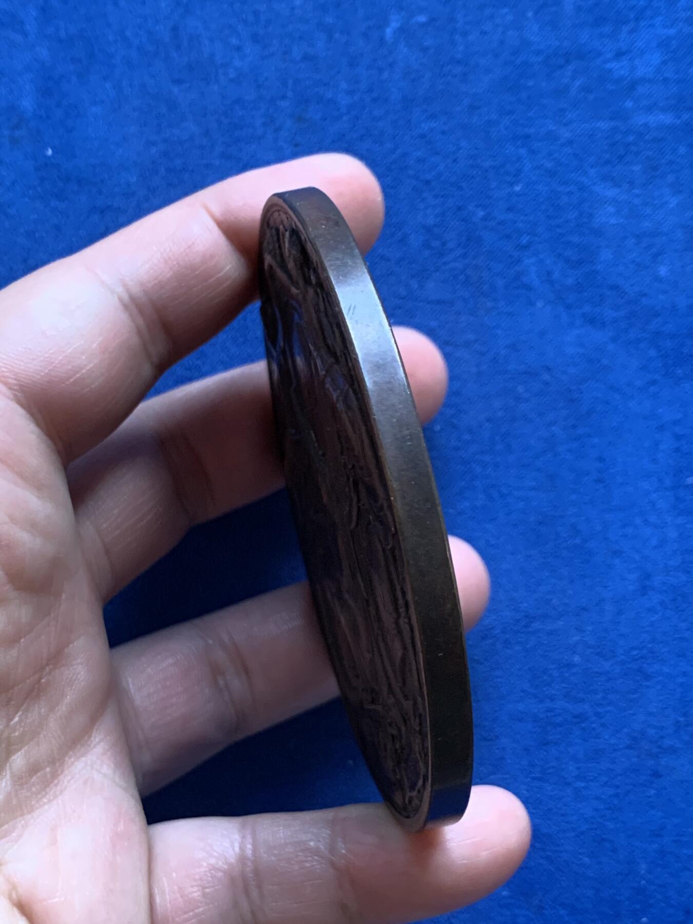 《竞宝斋》立夏专场特拍 （第2-1场）全场顺丰包邮 265场 1850年比利时 玛丽王后逝世纪念章 正面为玛丽王后肖像 背面王室浮雕优美瑰丽 79.9mm 191.6克 超大规格