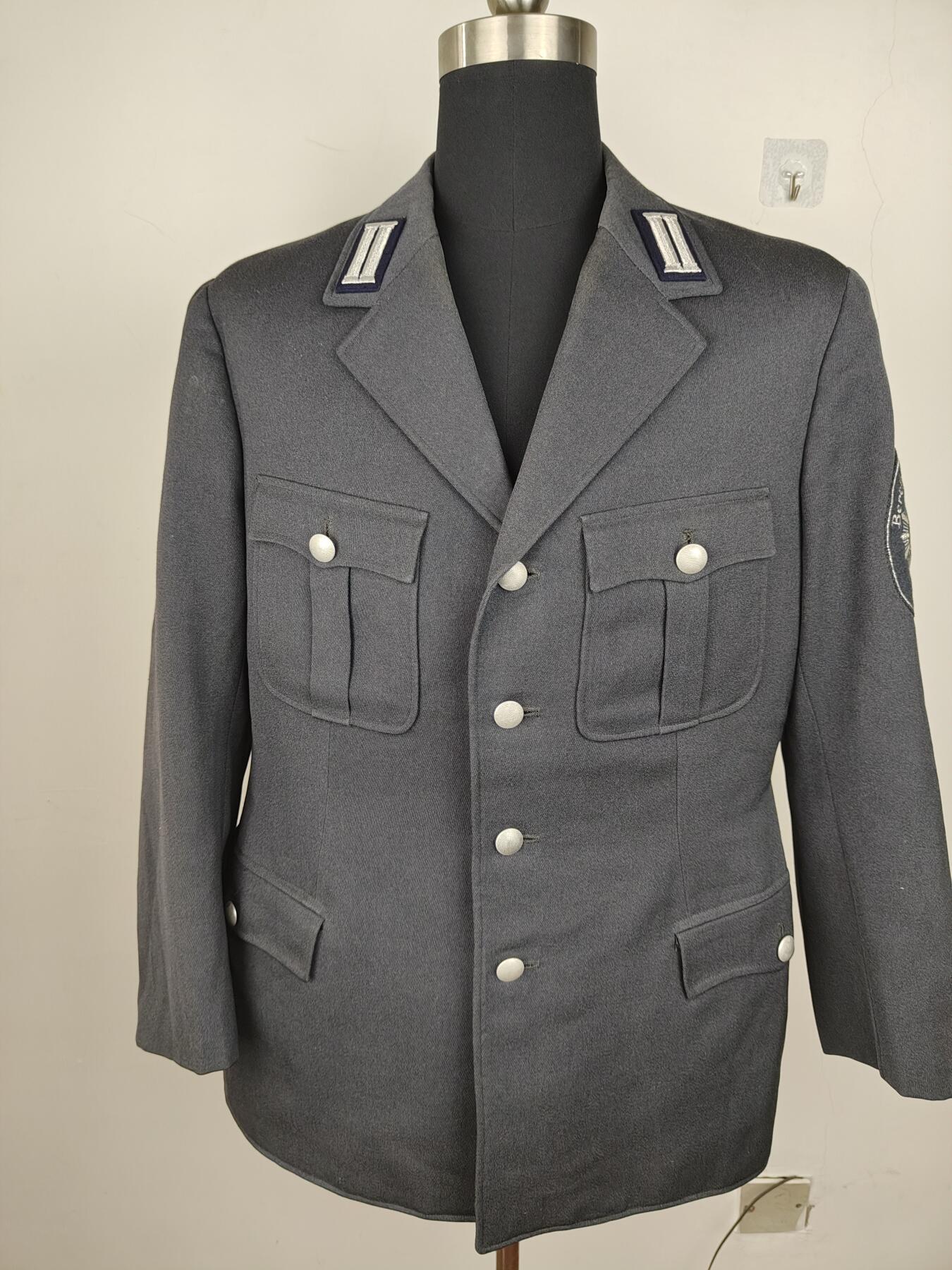 全场0元起拍 第153期 咸鱼国勋章拍卖专场 5月5日（周日）下午6：00开始 西柏林警察制服上衣胸围108 肩宽46 衣长77 袖长58