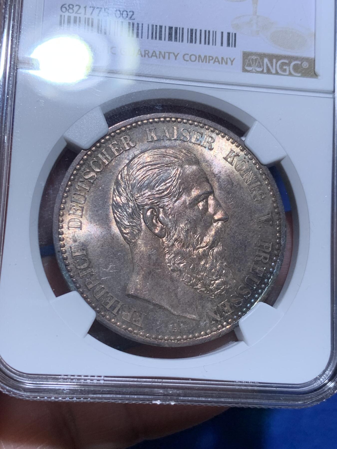 《竞宝斋》立夏专场特拍 （第2-1场）全场顺丰包邮 265场 NGC MS63 德国普鲁士1888三皇年5马克银币 绝美彩虹包浆之下还有转光 入门短翅5马克 工艺精湛 视觉效果非常好