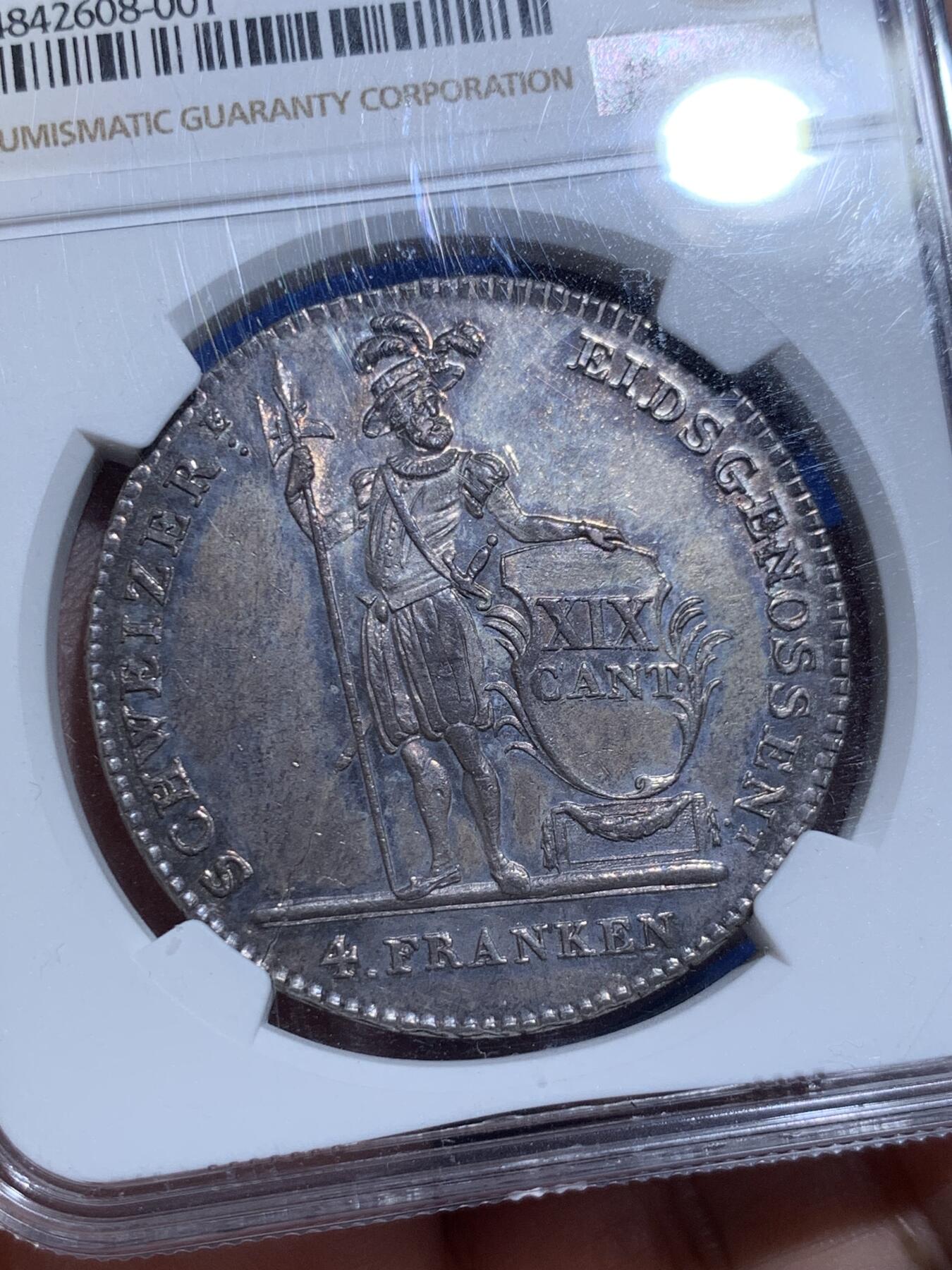 《竞宝斋》立夏专场特拍 （第2-1场）全场顺丰包邮 265场 NGC MS61 瑞士卢塞恩1814年雇佣兵4法郎银币 设计大气古朴 厚重的包浆背后是历史的沉淀 可能是包浆太厚的缘故才给了61分 实际状态感觉不止61分 发行量44000枚 还没怎么涨的瑞士雇佣兵十年前也差不多这个价格 币胚有裂极为难得