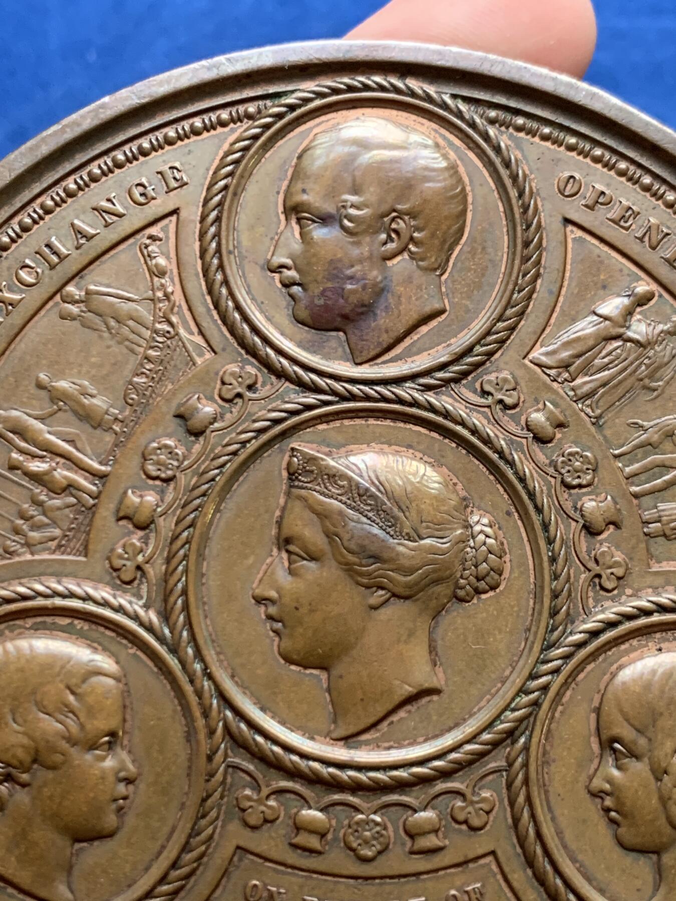 《竞宝斋》立夏专场特拍 （第2-1场）全场顺丰包邮 265场 1849年英国伦敦金融城6号作品 建筑三杰之一 伦敦金融城煤炭交易所开张纪念 背面浮雕细腻 408.3克 89mm大铜章 发行量350枚 著名大师wyon作品