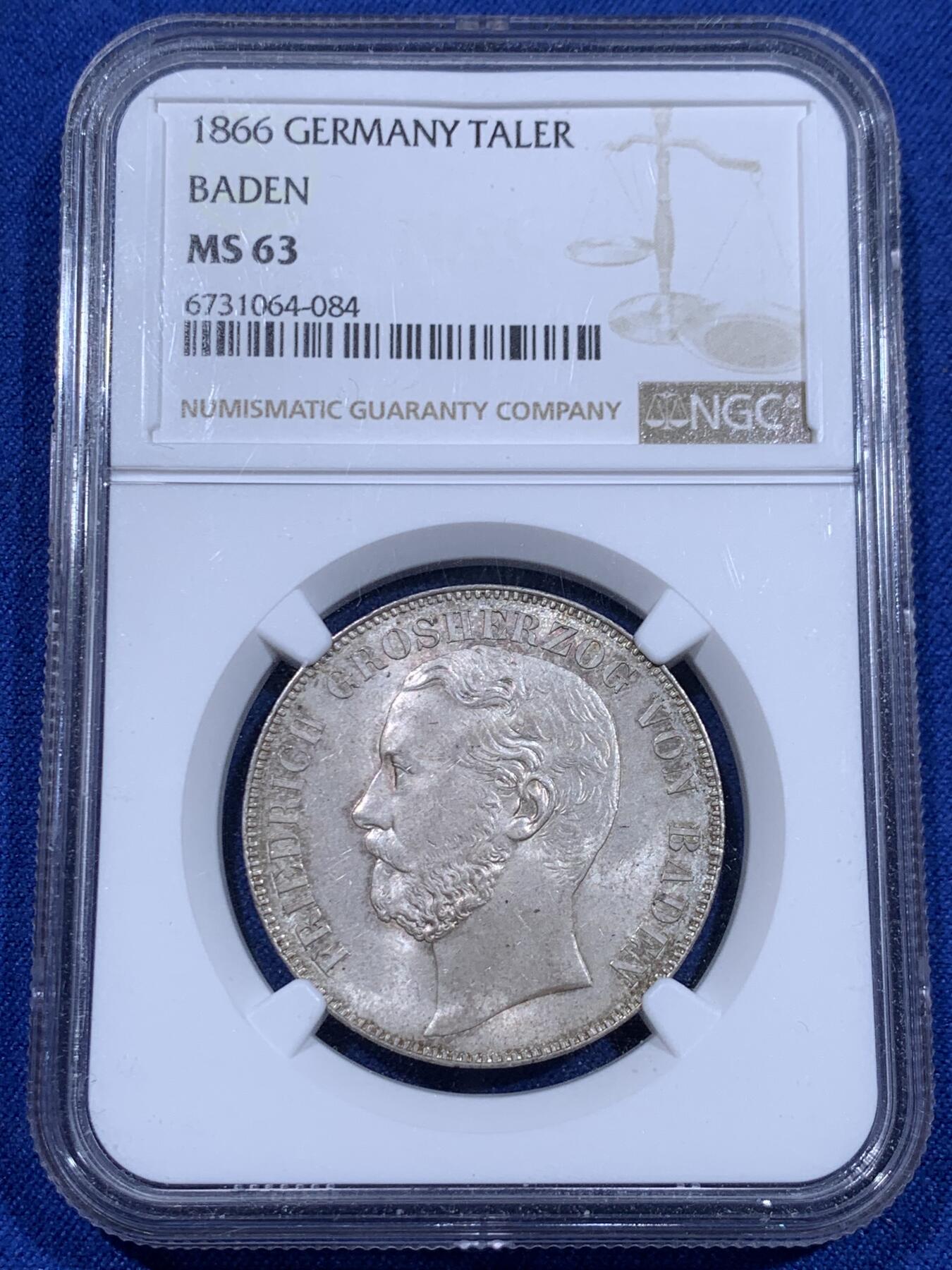 《竞宝斋》立夏专场特拍 （第2-1场）全场顺丰包邮 265场 NGC MS63 德国1866年巴登-杜拉赫公国1泰勒 该品种流通充分好品难寻 背面为经典的双狮鹫徽章 这枚全深打 整体细节和光度都很好 欧洲纸袋老包浆