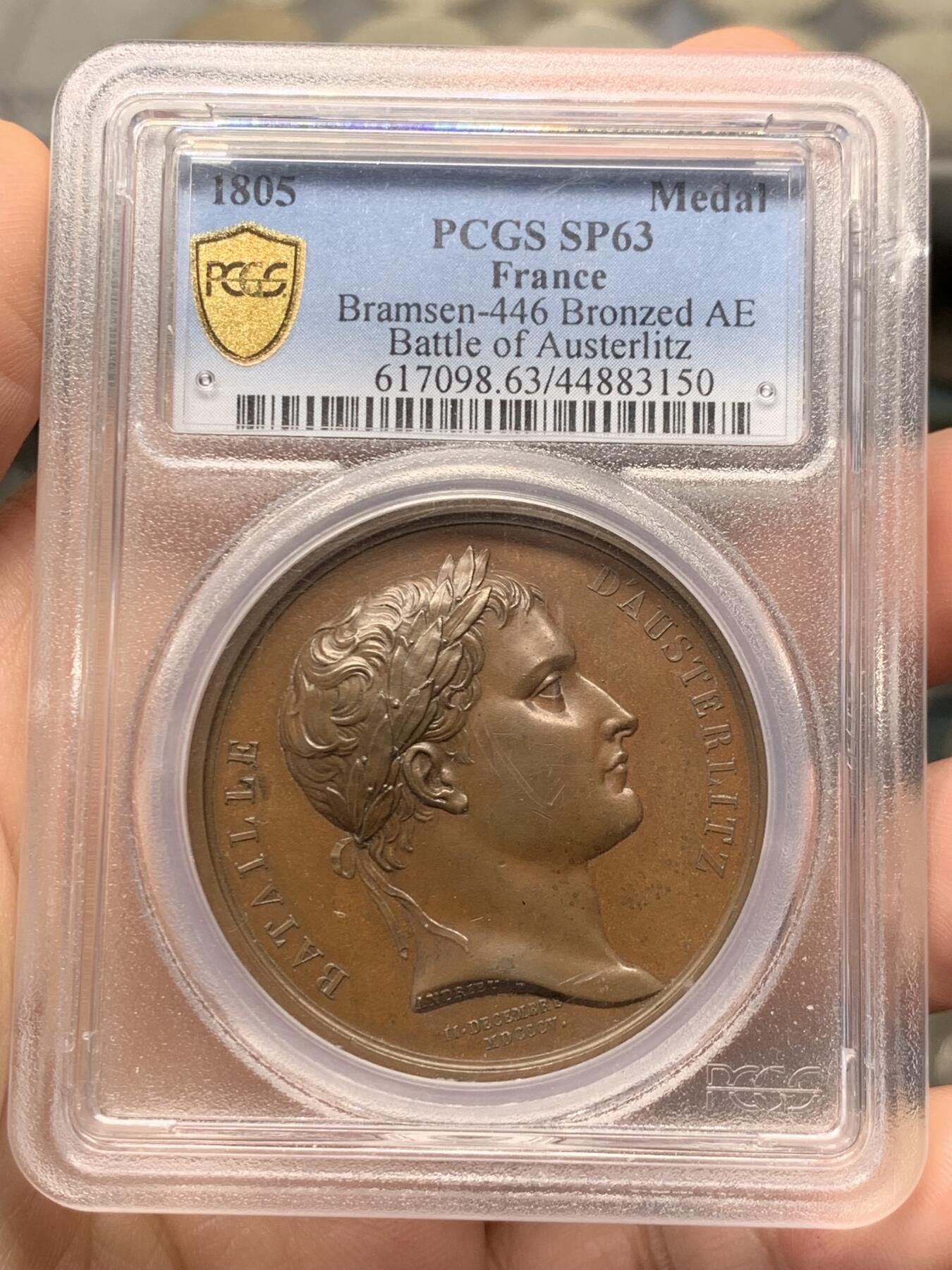 《竞宝斋》立夏专场特拍 （第2-1场）全场顺丰包邮 265场 PCGS SP63 法国1805年拿破仑一世原铸铜章 为纪念1805年拿破仑在奥斯特里茨战役（三皇会战）打败俄奥联军，Andrieu铸造了一枚简单粗暴的纪念章。在纪念章的背面，沙皇亚历山大一世与奥皇弗朗茨二世的头像拥挤在狭小的空间里，与正面雄伟的拿破仑肖像形成对比。这枚章有意思就有意思在设计者根本不按常理出牌：1、正面不刻皇帝称号 2、背面不做任何象征性修饰，不写任何描述性文字 3、直接把对面老大