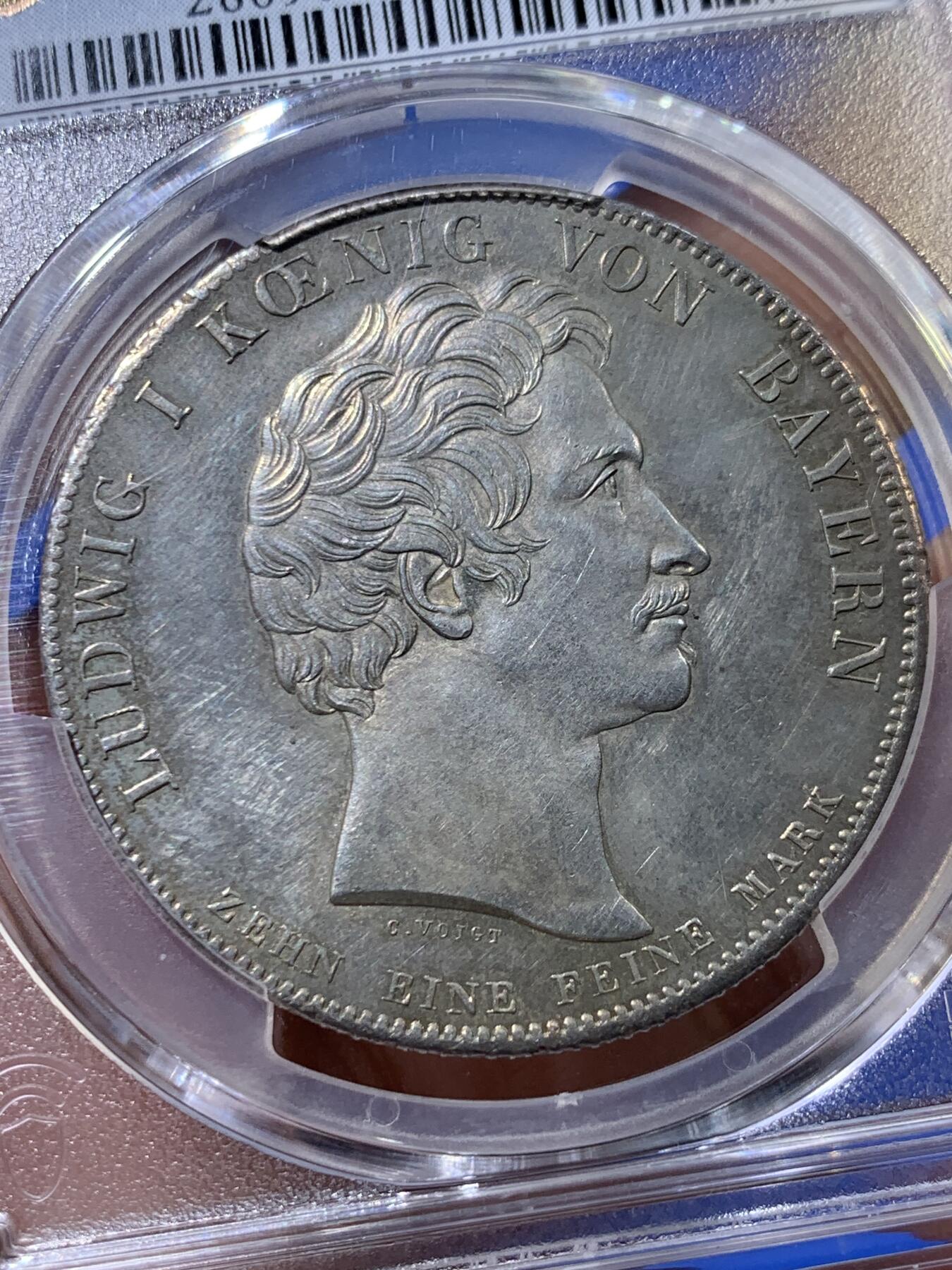 《竞宝斋》立夏专场特拍 （第2-1场）全场顺丰包邮 265场 PCGS UNC 德国 巴伐利亚1828年祝福王室历史协定泰勒银币，直径38mm，重28.06g，纯度83.3%。背面中央为王后特蕾莎头像，其四周是八位子女头像。细节清晰状态很不错。