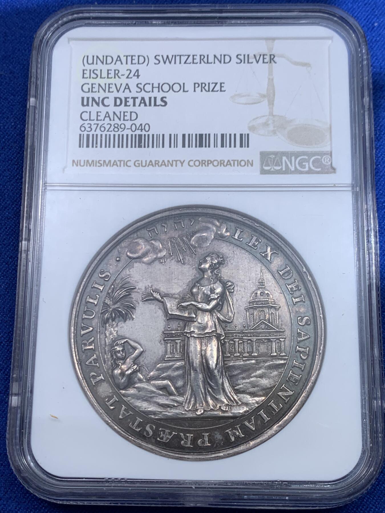 《竞宝斋》立夏专场特拍 （第2-1场）全场顺丰包邮 265场 NGC UNCD 瑞士 日内瓦学院银章 资料显示铸造时间约为1712 作为参考  正反高浮雕 雕刻精细 状态很好 深青色加上橘色包浆十分养眼 是早期稀少的背面鹰徽设计 ngc严评给uncd