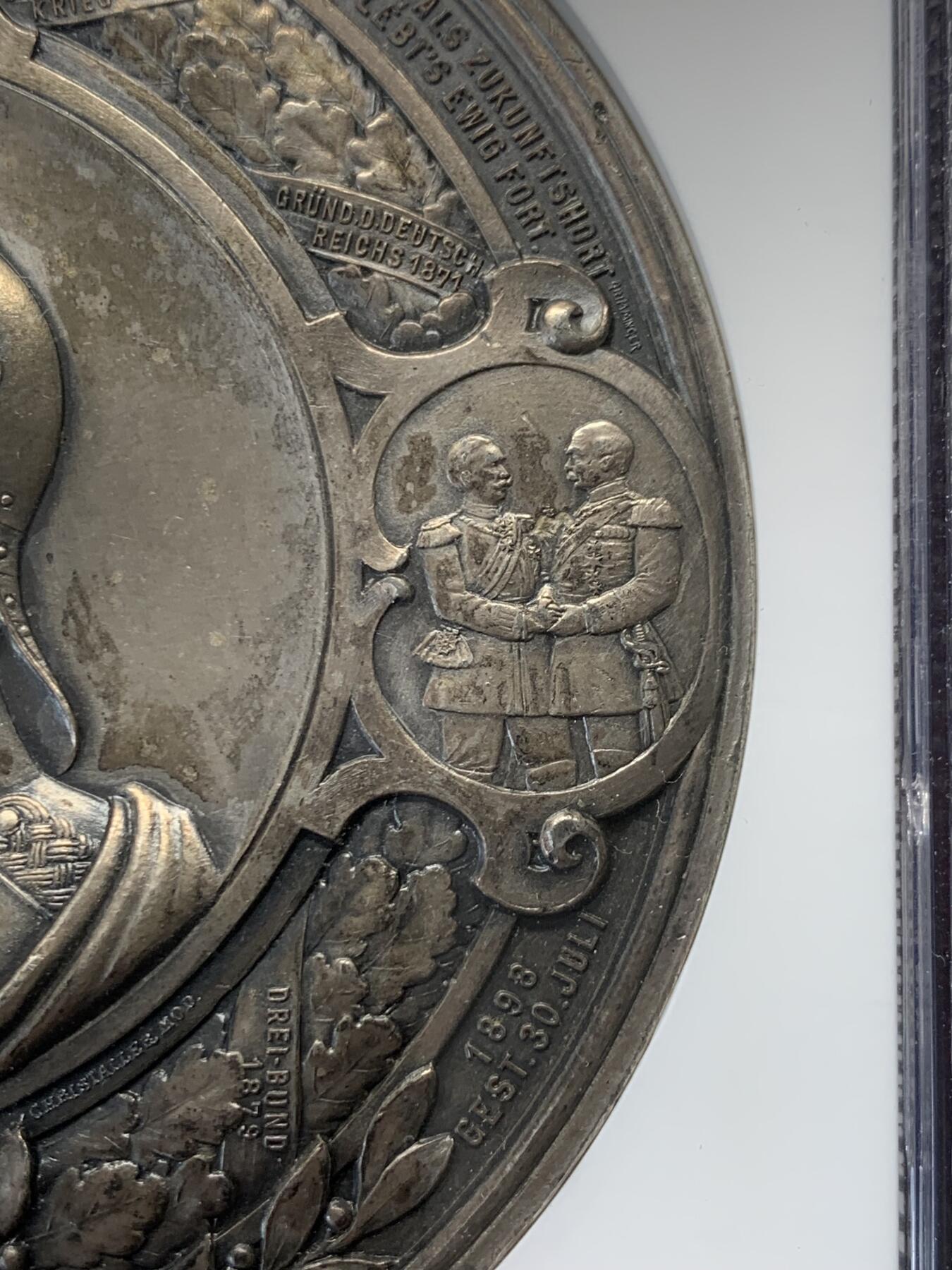 《竞宝斋》立夏专场特拍 （第2-1场）全场顺丰包邮 265场 NGC MS62 德国1898俾斯麦逝世纪念章 锌镀银 10cm直径 280g重量 大盒封装 巨大规格 正面左边图案是著名的铁与血演说 右边是俾斯麦和威廉二世和解 背面刻画了三代德国皇帝的头像