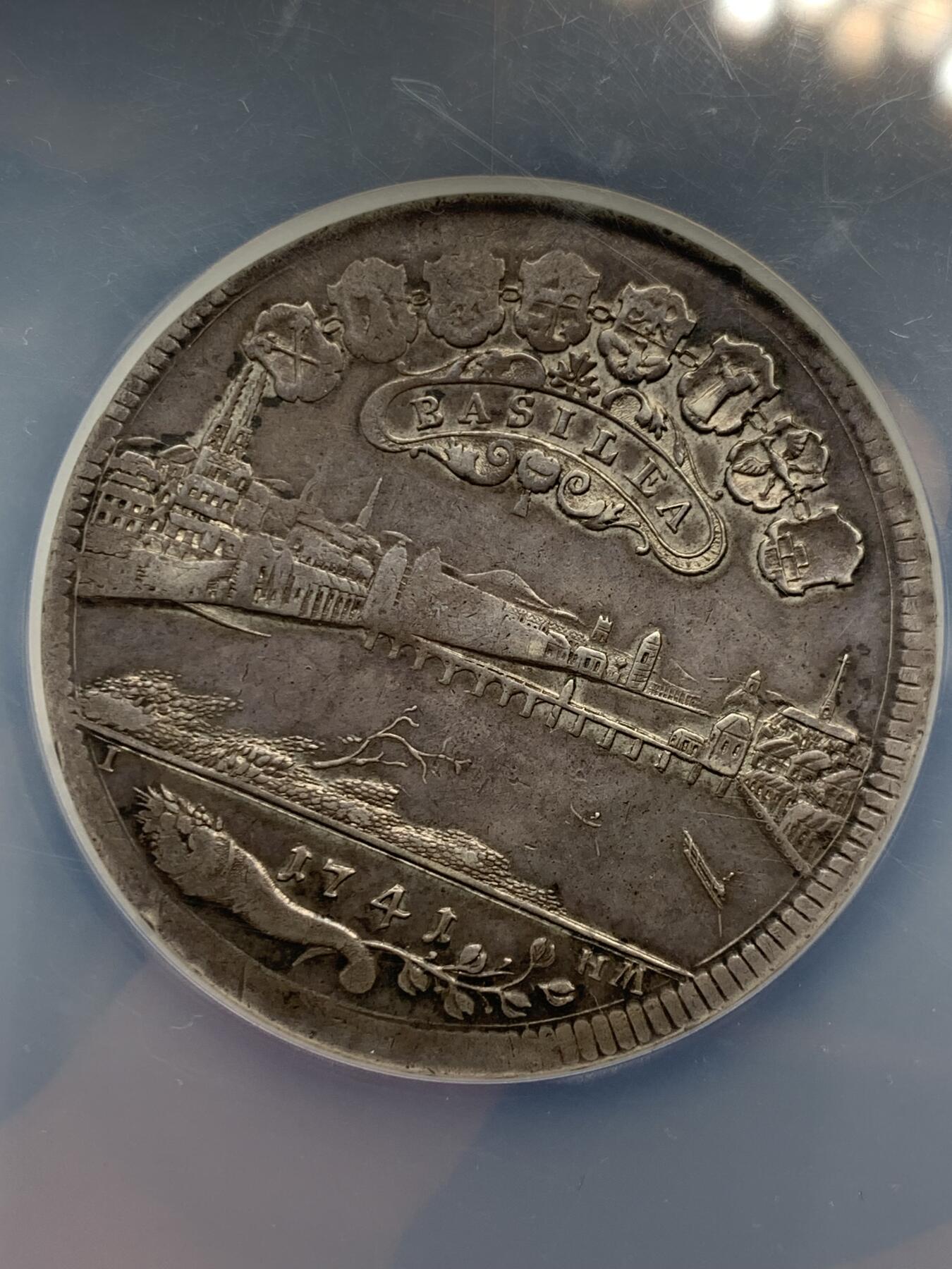 《竞宝斋》立夏专场特拍 （第2-1场）全场顺丰包邮 265场 NGC AU50 瑞士 1741 巴塞尔 2泰勒 景观大银币 56克的大规格 整体状态非常喜人 慢慢岁月的痕迹  背面为带有巴塞尔徽章的翼龙 现在63分巴塞尔2泰勒最近已经过10万了