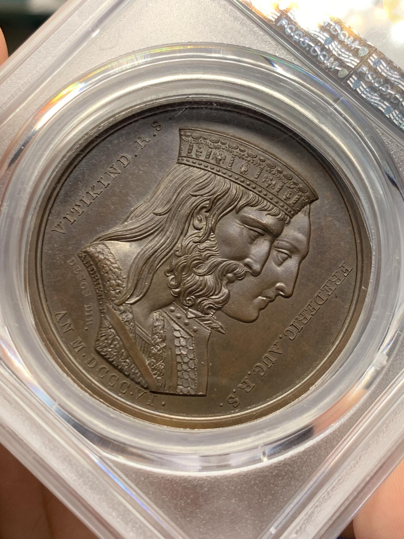 《竞宝斋》立夏专场特拍 （第2-1场）全场顺丰包邮 265场 PCGS SP65 冠军分 法国1806年拿破仑一世结盟萨克森原铸铜章  正面拿破仑和查理曼大帝的并肩半身像 背面萨克森圣人维杜金德和带领神罗走向顶峰红胡子腓特烈一世 暗喻拿破仑要做查理曼大帝的继承人 是罗马正统 全欧洲的皇帝