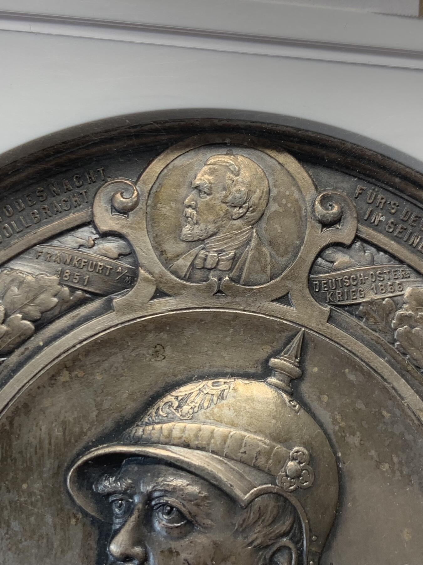 《竞宝斋》立夏专场特拍 （第2-1场）全场顺丰包邮 265场 NGC MS62 德国1898俾斯麦逝世纪念章 锌镀银 10cm直径 280g重量 大盒封装 巨大规格 正面左边图案是著名的铁与血演说 右边是俾斯麦和威廉二世和解 背面刻画了三代德国皇帝的头像