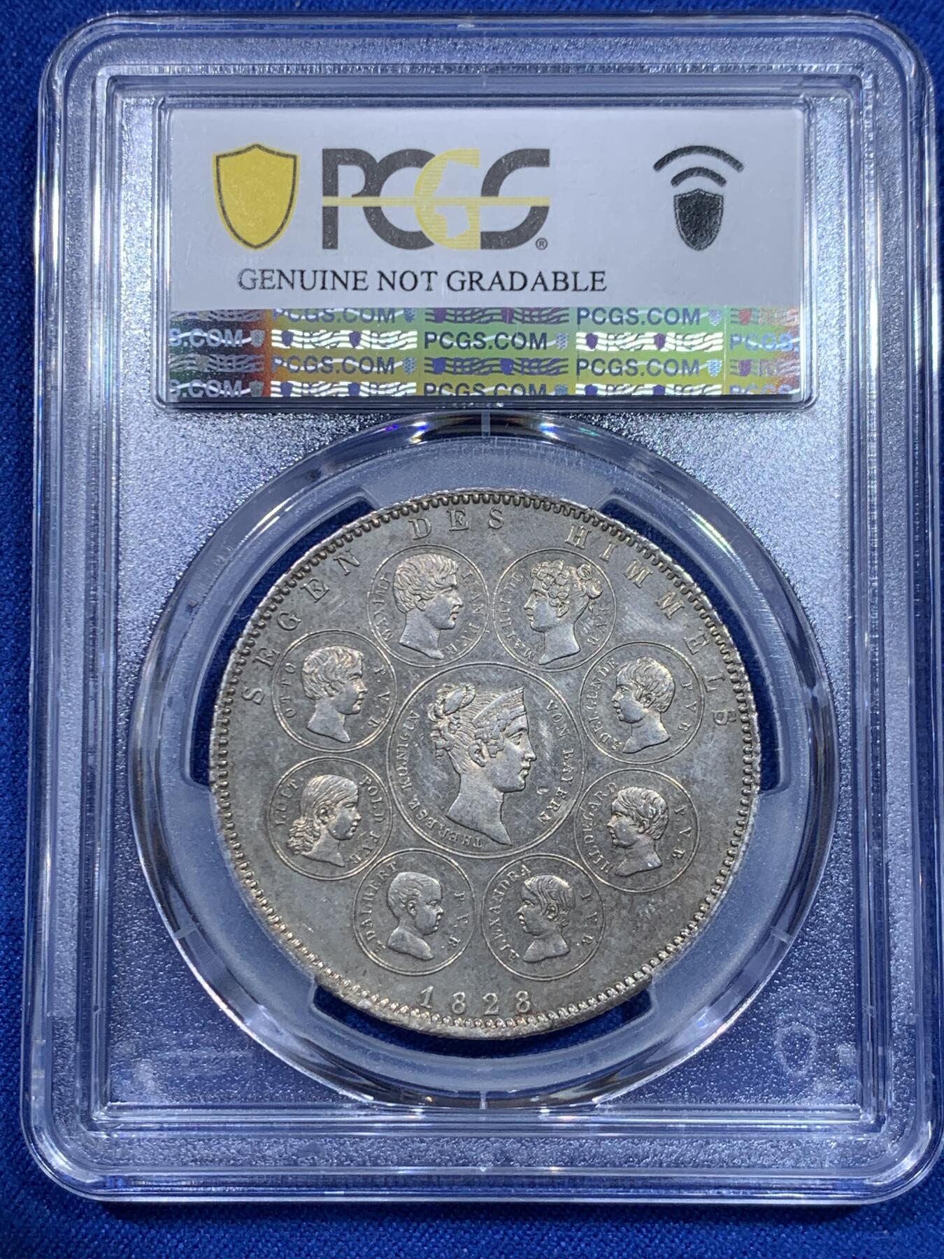 《竞宝斋》立夏专场特拍 （第2-1场）全场顺丰包邮 265场 PCGS UNC 德国 巴伐利亚1828年祝福王室历史协定泰勒银币，直径38mm，重28.06g，纯度83.3%。背面中央为王后特蕾莎头像，其四周是八位子女头像。细节清晰状态很不错。