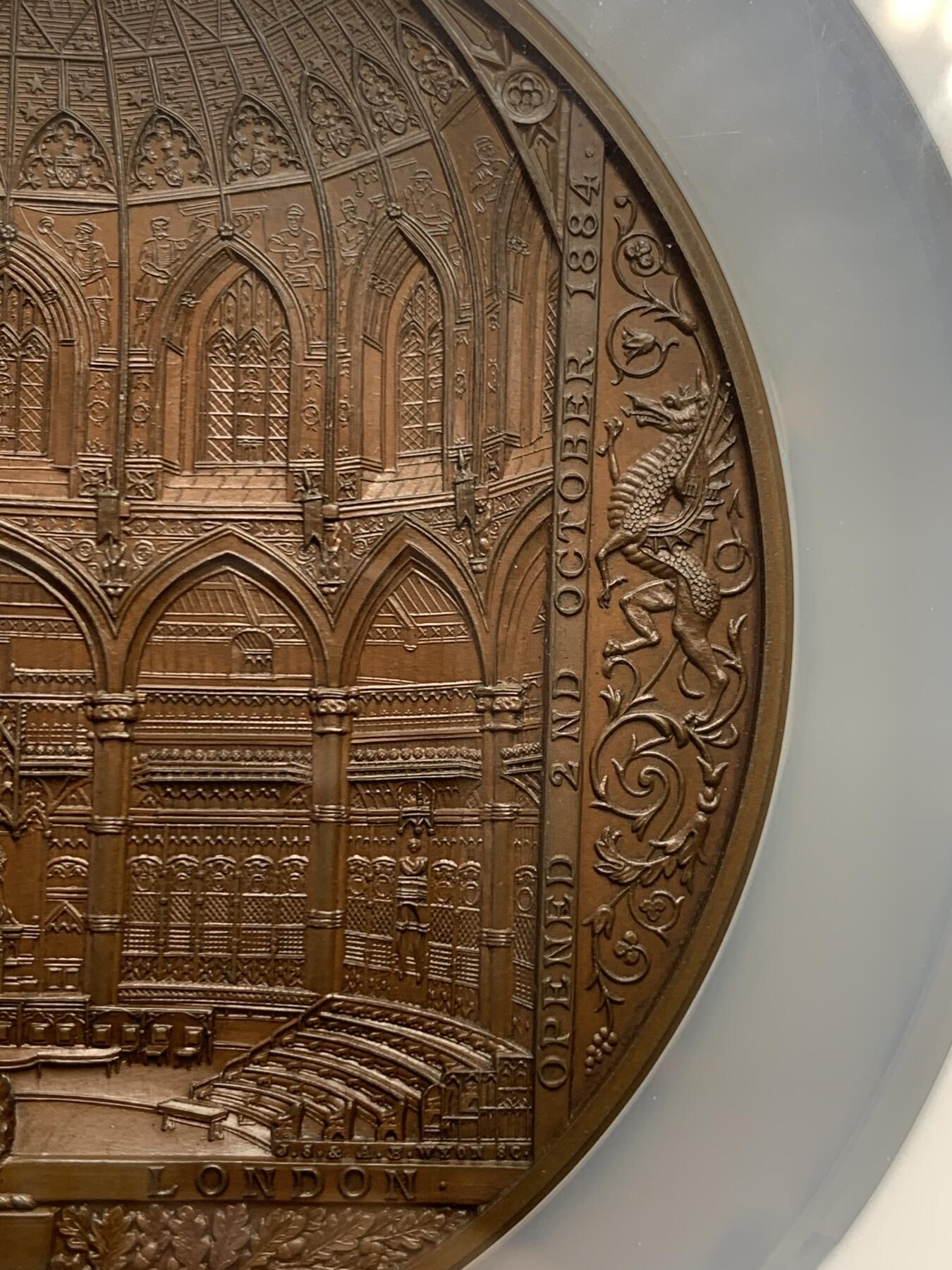 《竞宝斋》立夏专场特拍 （第2-1场）全场顺丰包邮 265场 NGC MS64BN 1884年英国伦敦金融城系列 建筑三杰之一 大不列颠市政厅铜牌新议会厅开幕 伦敦造币厂 作者JS & AB Wyon 直径77毫米 正面是伦迪尼亚 商业和治安法官出席 向她的议会发表讲话 背面是市政厅内景 此章是任何大教堂和建筑相关奖牌的高级收藏者的必备品