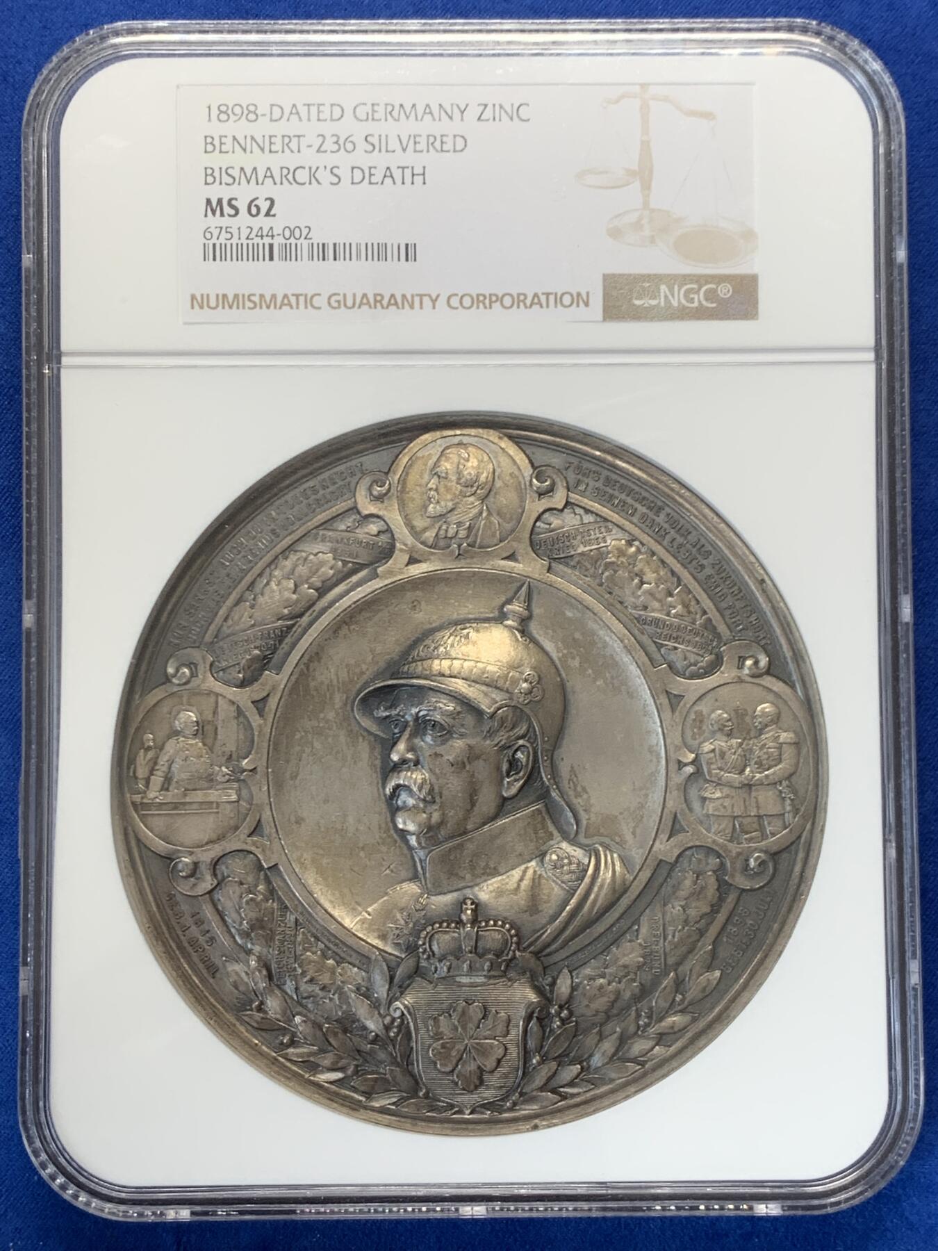 《竞宝斋》立夏专场特拍 （第2-1场）全场顺丰包邮 265场 NGC MS62 德国1898俾斯麦逝世纪念章 锌镀银 10cm直径 280g重量 大盒封装 巨大规格 正面左边图案是著名的铁与血演说 右边是俾斯麦和威廉二世和解 背面刻画了三代德国皇帝的头像