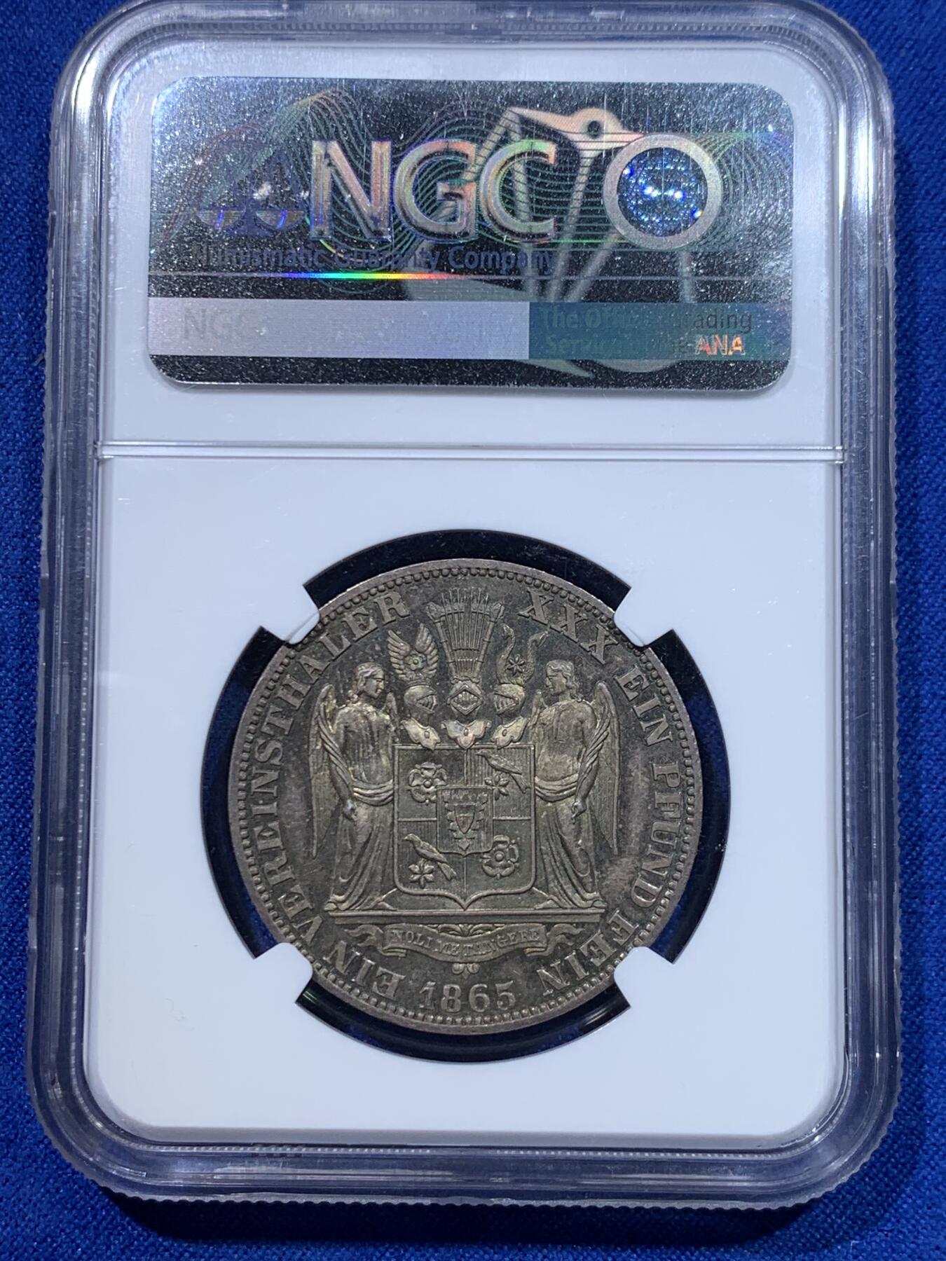 《竞宝斋》立夏专场特拍 （第2-1场）全场顺丰包邮 265场 冠军分 NGC PF66 德国  1865 绍姆堡-利普天使精制泰勒，联合泰勒中的名誉品种，最高分数的精制版本泰勒，普制发行量7000枚，精制发行量未有记录（应该是少于100枚的），设计与工艺都是顶级的，精制的镜面之下还有五彩的包浆，精美绝伦，凤毛麟角了。最近德拍一枚绍姆堡天使精制泰勒裸币落锤价1500欧元。