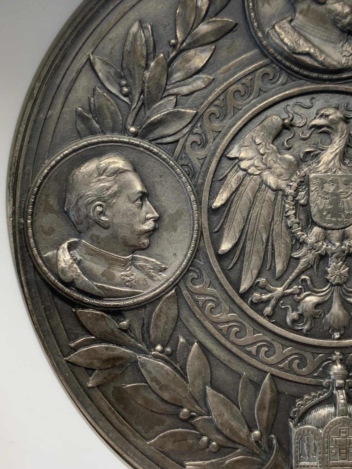 《竞宝斋》立夏专场特拍 （第2-1场）全场顺丰包邮 265场 NGC MS62 德国1898俾斯麦逝世纪念章 锌镀银 10cm直径 280g重量 大盒封装 巨大规格 正面左边图案是著名的铁与血演说 右边是俾斯麦和威廉二世和解 背面刻画了三代德国皇帝的头像