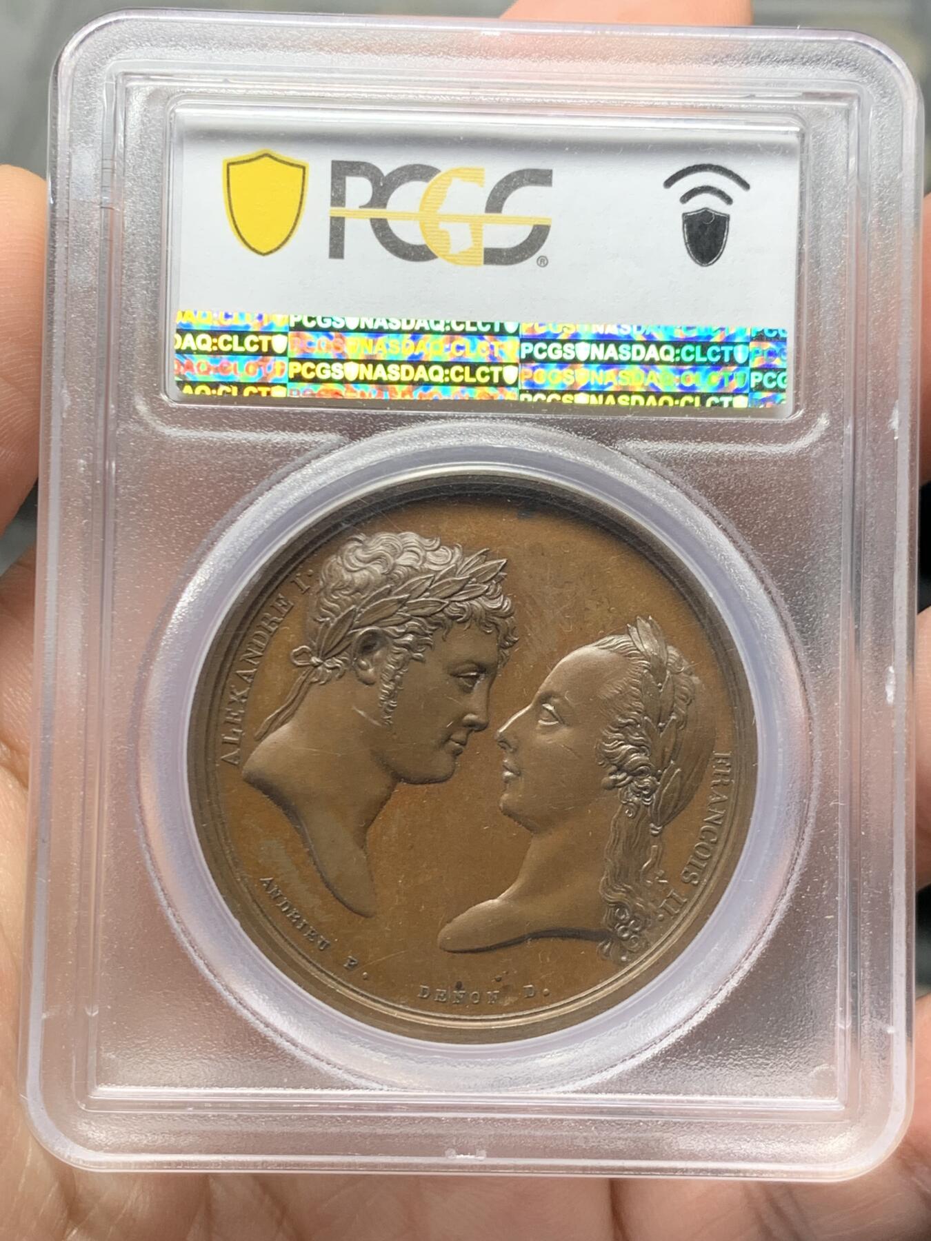 《竞宝斋》立夏专场特拍 （第2-1场）全场顺丰包邮 265场 PCGS SP63 法国1805年拿破仑一世原铸铜章 为纪念1805年拿破仑在奥斯特里茨战役（三皇会战）打败俄奥联军，Andrieu铸造了一枚简单粗暴的纪念章。在纪念章的背面，沙皇亚历山大一世与奥皇弗朗茨二世的头像拥挤在狭小的空间里，与正面雄伟的拿破仑肖像形成对比。这枚章有意思就有意思在设计者根本不按常理出牌：1、正面不刻皇帝称号 2、背面不做任何象征性修饰，不写任何描述性文字 3、直接把对面老大