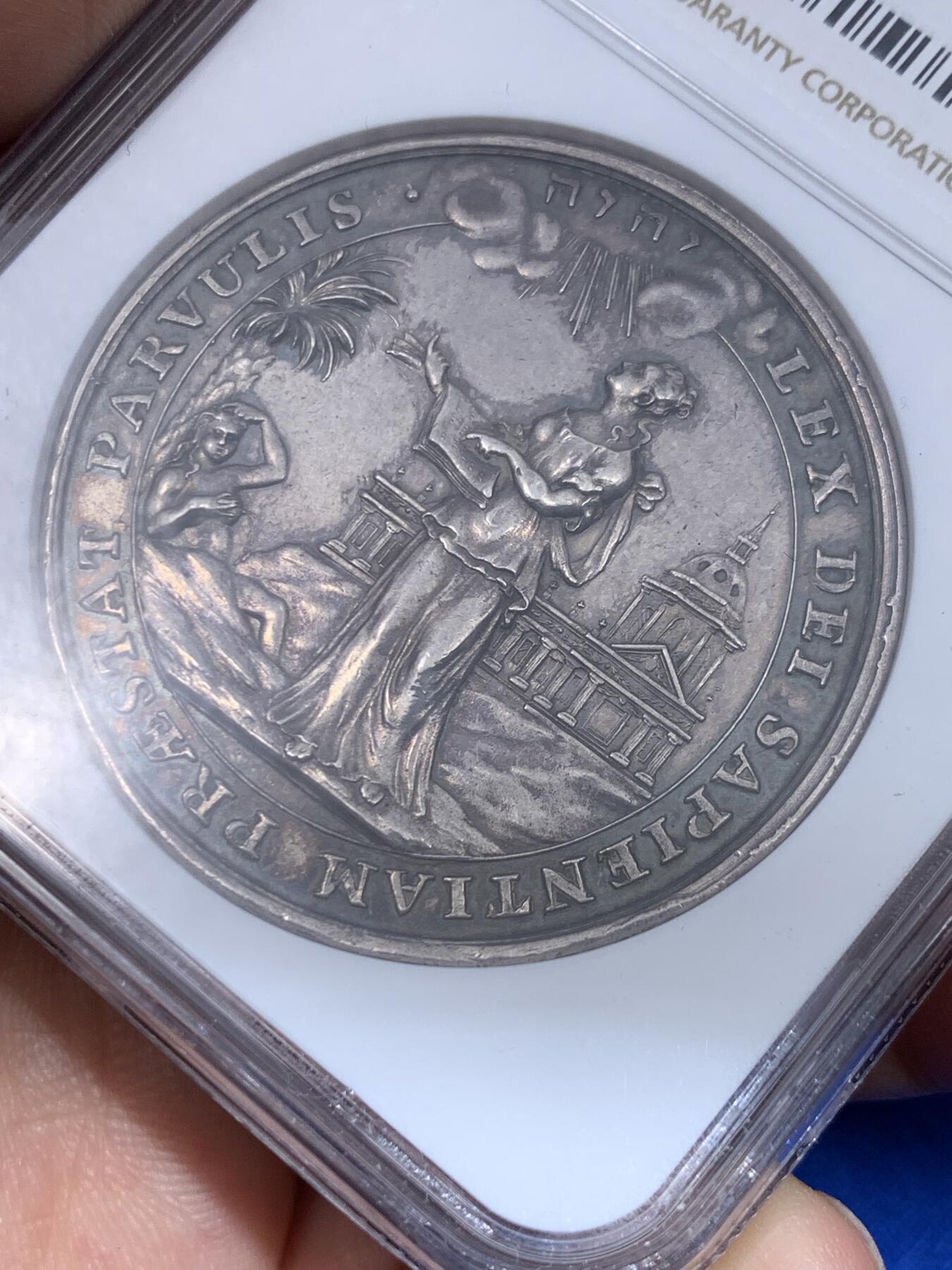 《竞宝斋》立夏专场特拍 （第2-1场）全场顺丰包邮 265场 NGC UNCD 瑞士 日内瓦学院银章 资料显示铸造时间约为1712 作为参考  正反高浮雕 雕刻精细 状态很好 深青色加上橘色包浆十分养眼 是早期稀少的背面鹰徽设计 ngc严评给uncd