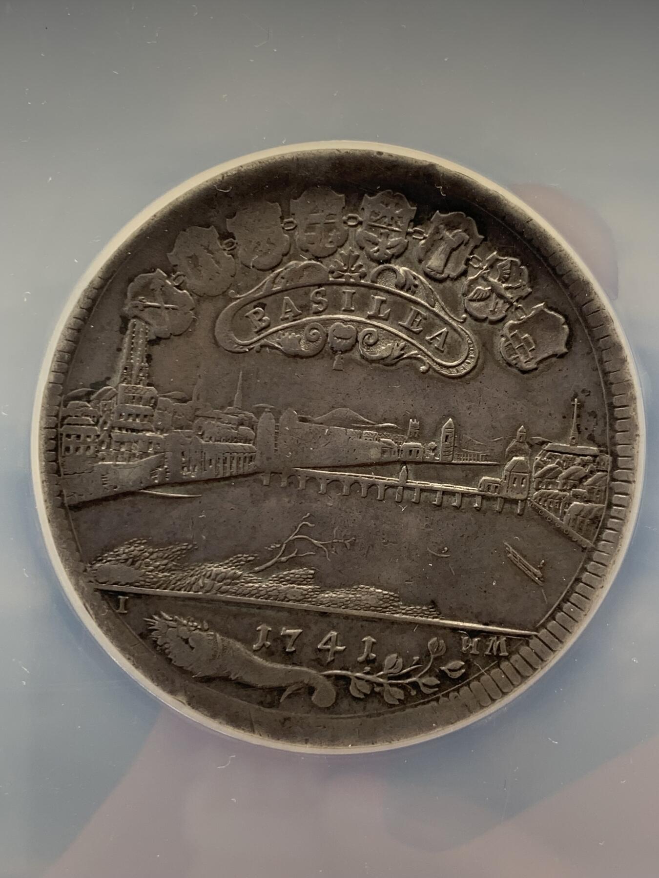 《竞宝斋》立夏专场特拍 （第2-1场）全场顺丰包邮 265场 NGC AU50 瑞士 1741 巴塞尔 2泰勒 景观大银币 56克的大规格 整体状态非常喜人 慢慢岁月的痕迹  背面为带有巴塞尔徽章的翼龙 现在63分巴塞尔2泰勒最近已经过10万了