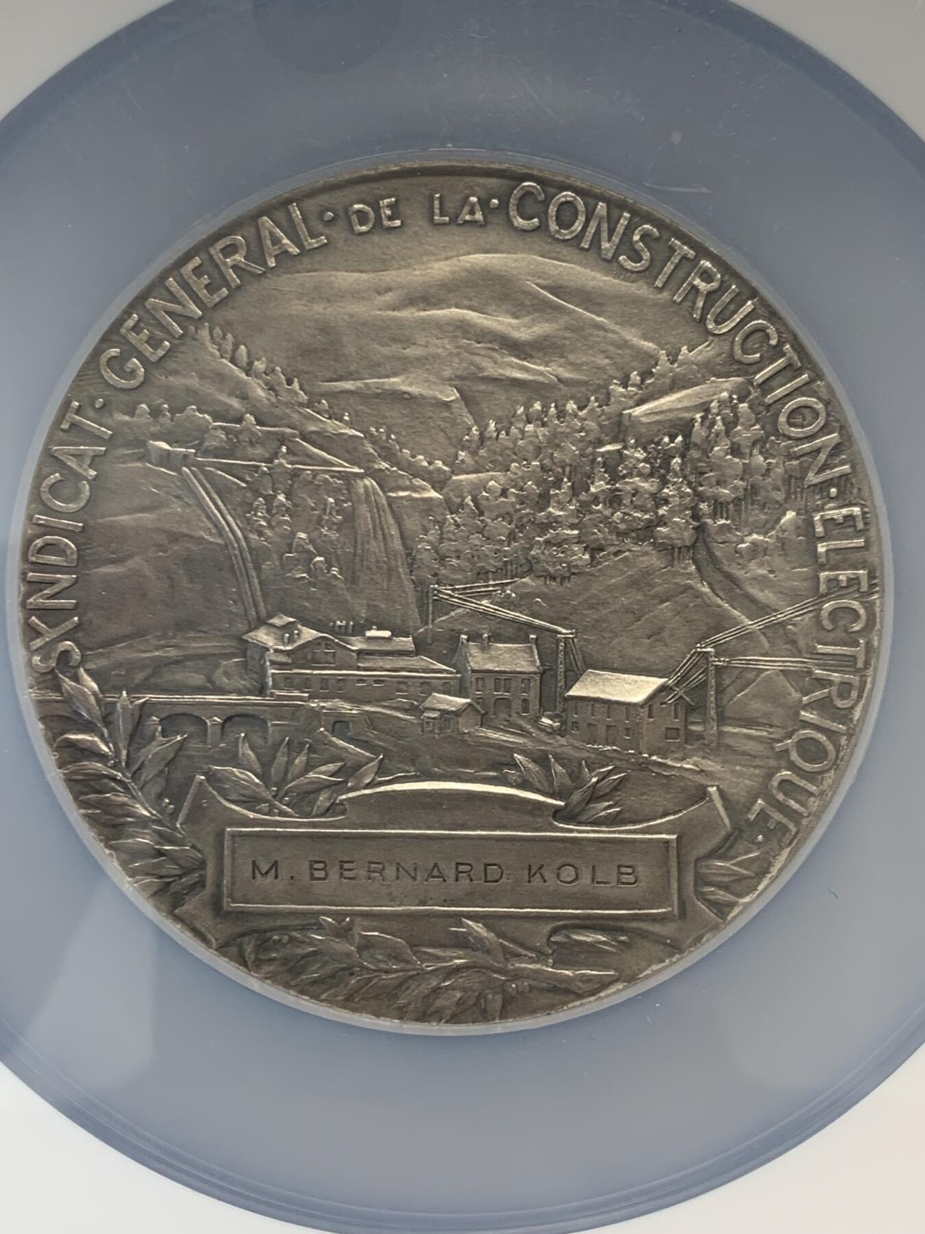 《竞宝斋》立夏专场特拍 （第2-1场）全场顺丰包邮 265场 NGC MS63 法国电力女神大银章，和法兰西银行百年、突尼斯开港都是68mm的精品大章，作者皮列是骑马鹰洋的雕刻师，法章名家。正面的裸身女神丰腴立体，背面是景观，一章两面都是精品。这个品种63高分罕见，章牌爱好者必冲。