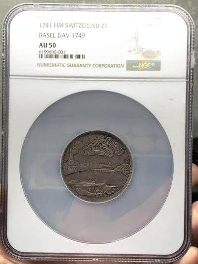 NGC AU50 瑞士 1741 巴塞尔 2泰勒 景观大银币 56克的大规格 整体状态非常喜人 慢慢岁月的痕迹  背面为带有巴塞尔徽章的翼龙 现在63分巴塞尔2泰勒最近已经过10万了