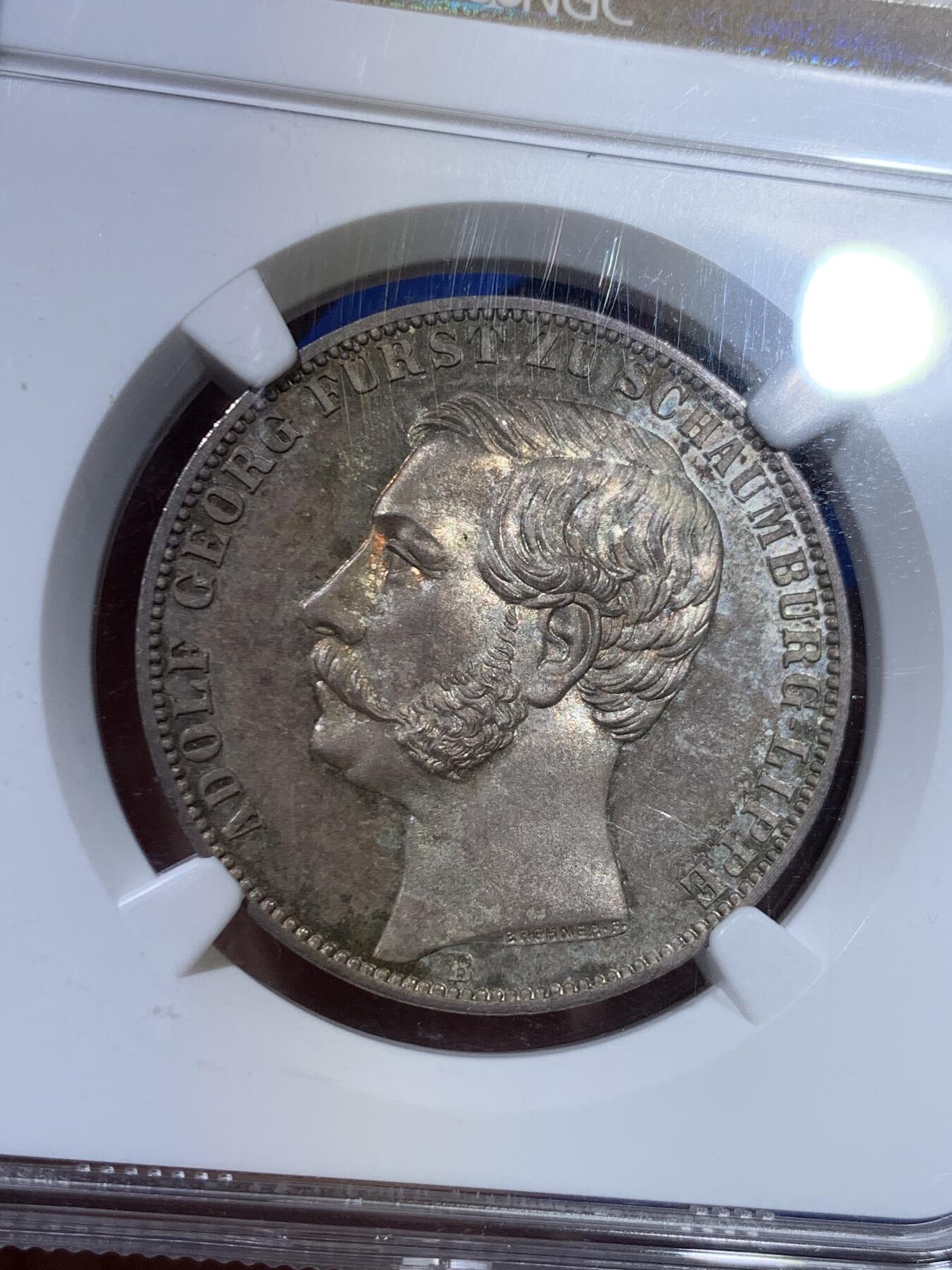 《竞宝斋》立夏专场特拍 （第2-1场）全场顺丰包邮 265场 冠军分 NGC PF66 德国  1865 绍姆堡-利普天使精制泰勒，联合泰勒中的名誉品种，最高分数的精制版本泰勒，普制发行量7000枚，精制发行量未有记录（应该是少于100枚的），设计与工艺都是顶级的，精制的镜面之下还有五彩的包浆，精美绝伦，凤毛麟角了。最近德拍一枚绍姆堡天使精制泰勒裸币落锤价1500欧元。