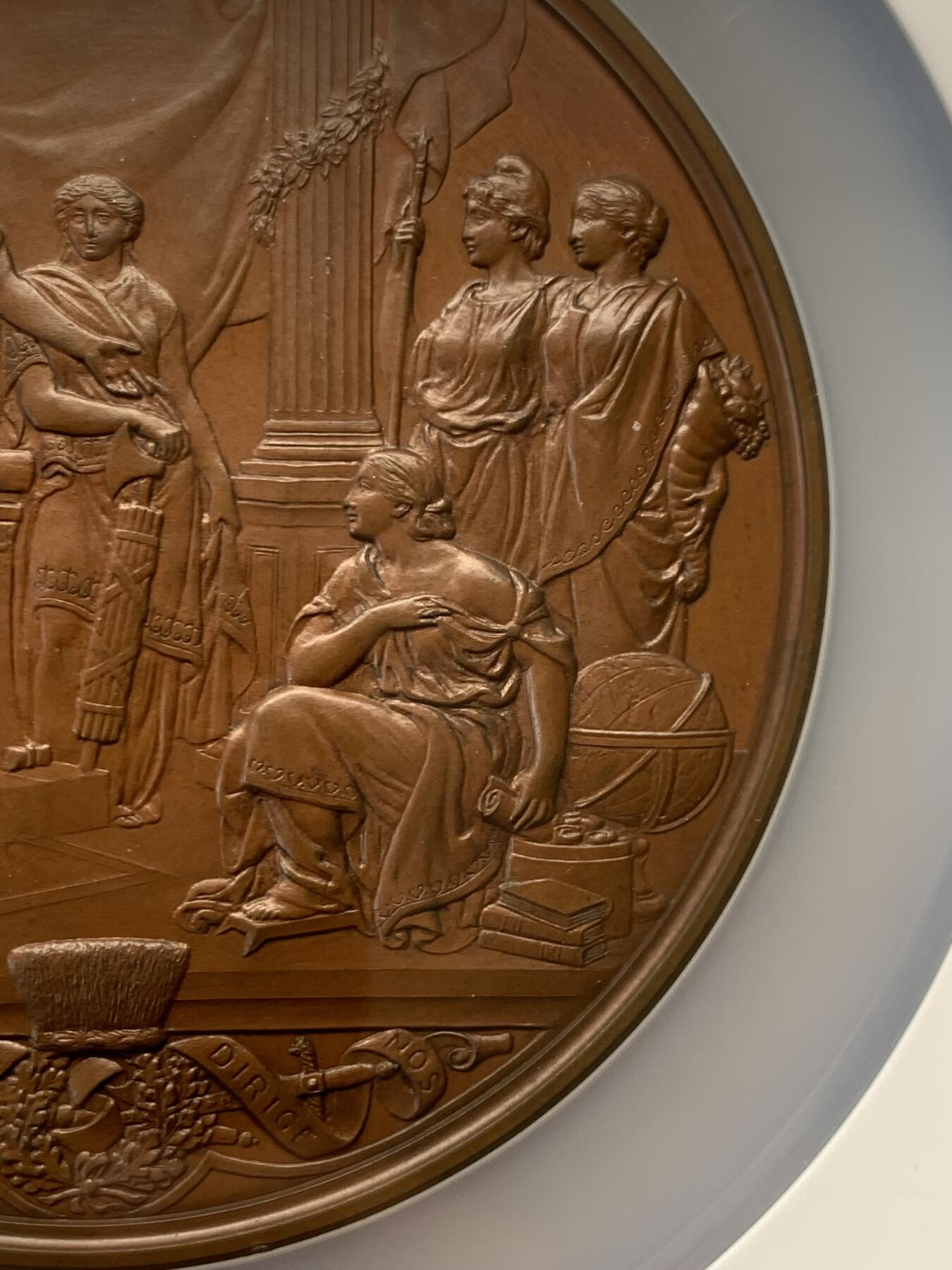 《竞宝斋》立夏专场特拍 （第2-1场）全场顺丰包邮 265场 NGC MS64BN 1884年英国伦敦金融城系列 建筑三杰之一 大不列颠市政厅铜牌新议会厅开幕 伦敦造币厂 作者JS & AB Wyon 直径77毫米 正面是伦迪尼亚 商业和治安法官出席 向她的议会发表讲话 背面是市政厅内景 此章是任何大教堂和建筑相关奖牌的高级收藏者的必备品