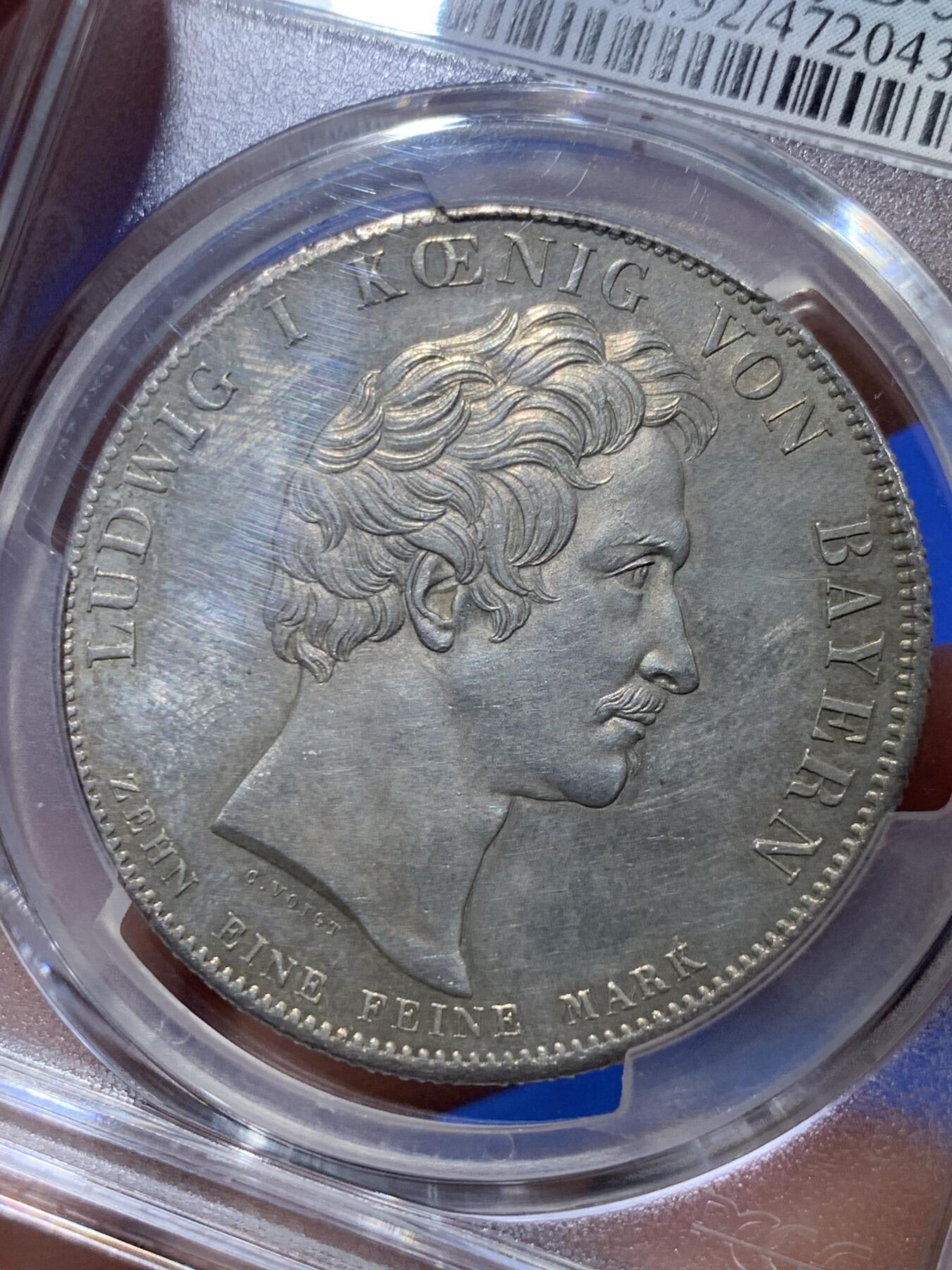 《竞宝斋》立夏专场特拍 （第2-1场）全场顺丰包邮 265场 PCGS UNC 德国 巴伐利亚1828年祝福王室历史协定泰勒银币，直径38mm，重28.06g，纯度83.3%。背面中央为王后特蕾莎头像，其四周是八位子女头像。细节清晰状态很不错。