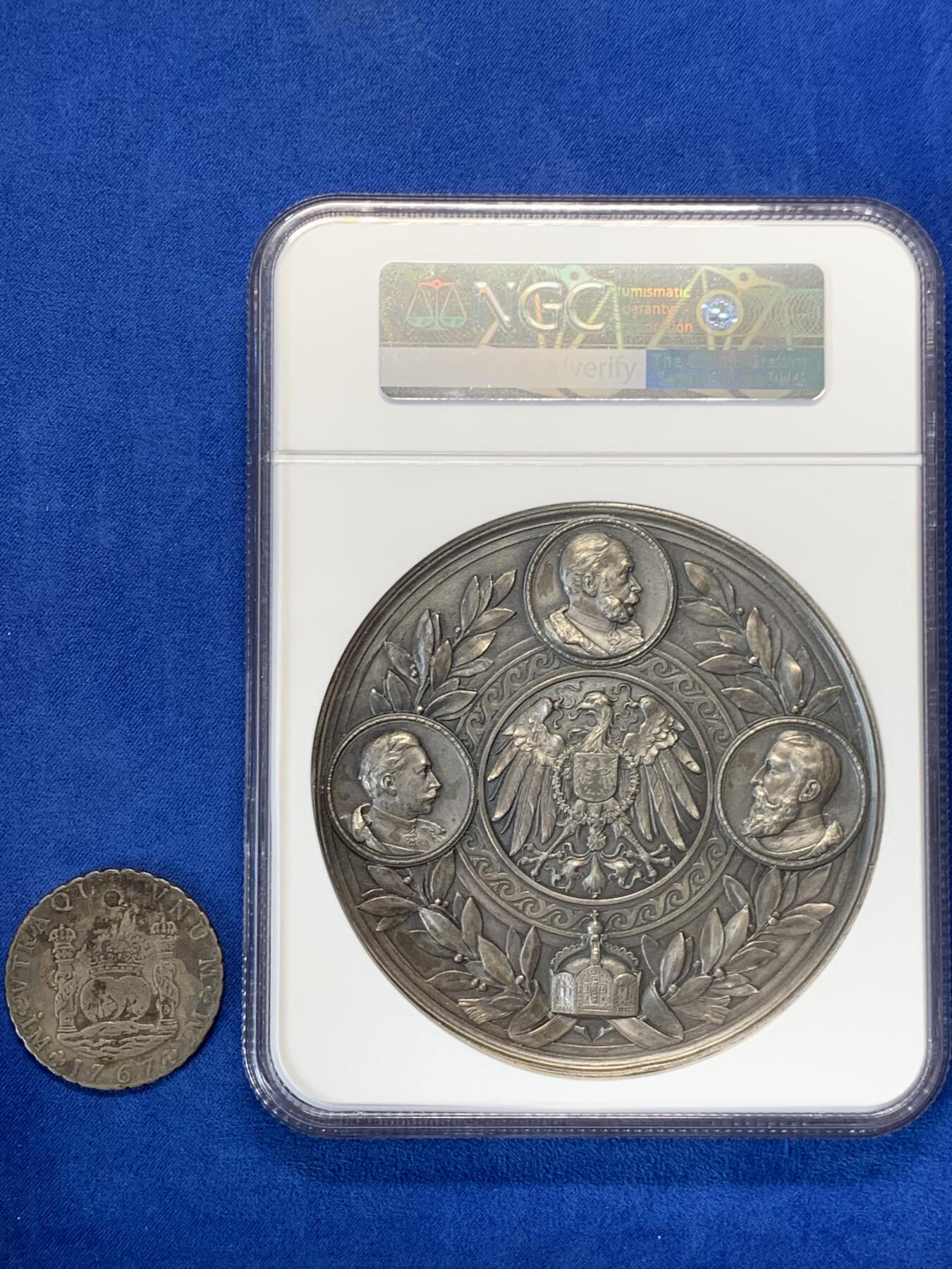 《竞宝斋》立夏专场特拍 （第2-1场）全场顺丰包邮 265场 NGC MS62 德国1898俾斯麦逝世纪念章 锌镀银 10cm直径 280g重量 大盒封装 巨大规格 正面左边图案是著名的铁与血演说 右边是俾斯麦和威廉二世和解 背面刻画了三代德国皇帝的头像