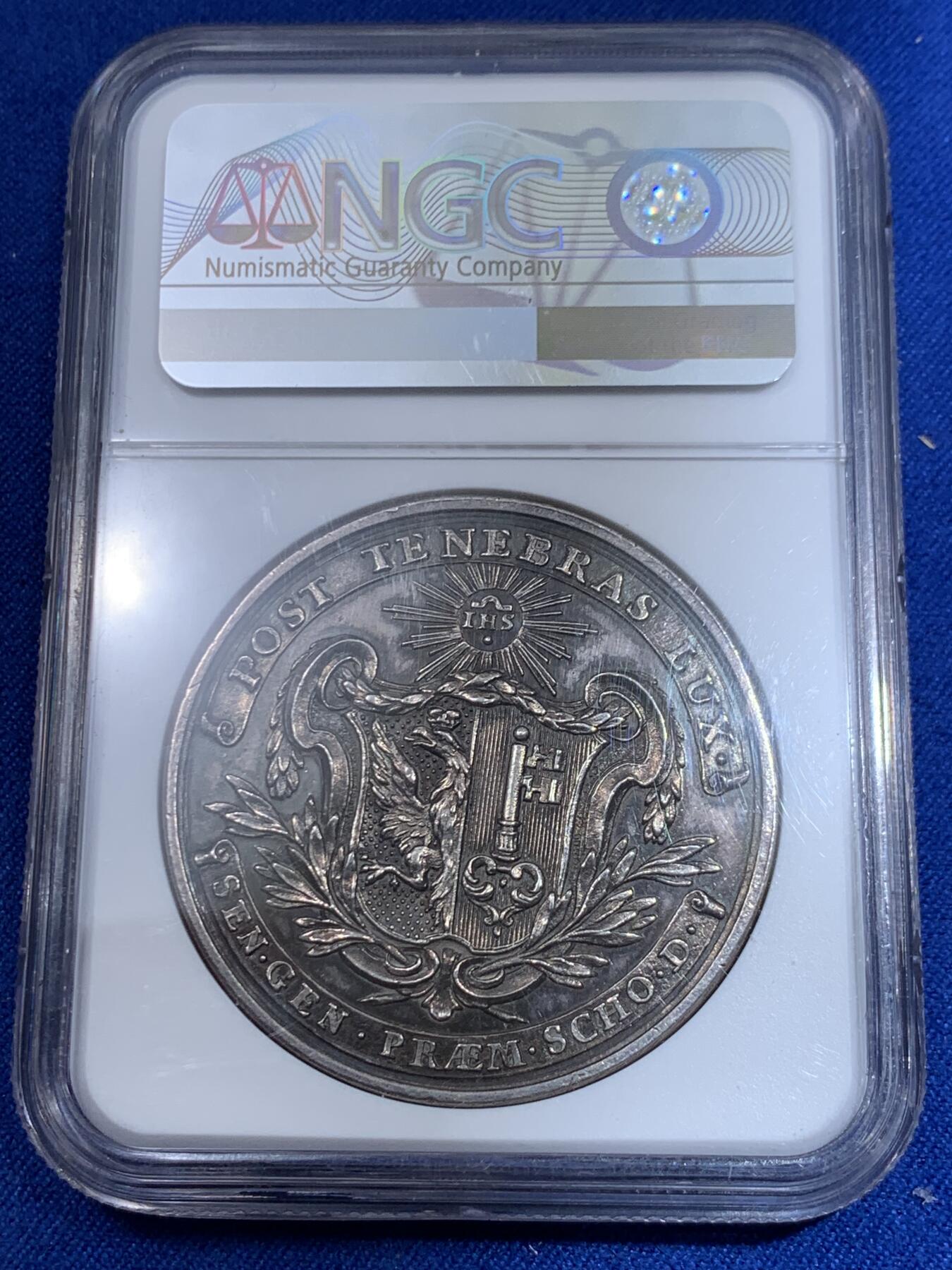 《竞宝斋》立夏专场特拍 （第2-1场）全场顺丰包邮 265场 NGC UNCD 瑞士 日内瓦学院银章 资料显示铸造时间约为1712 作为参考  正反高浮雕 雕刻精细 状态很好 深青色加上橘色包浆十分养眼 是早期稀少的背面鹰徽设计 ngc严评给uncd