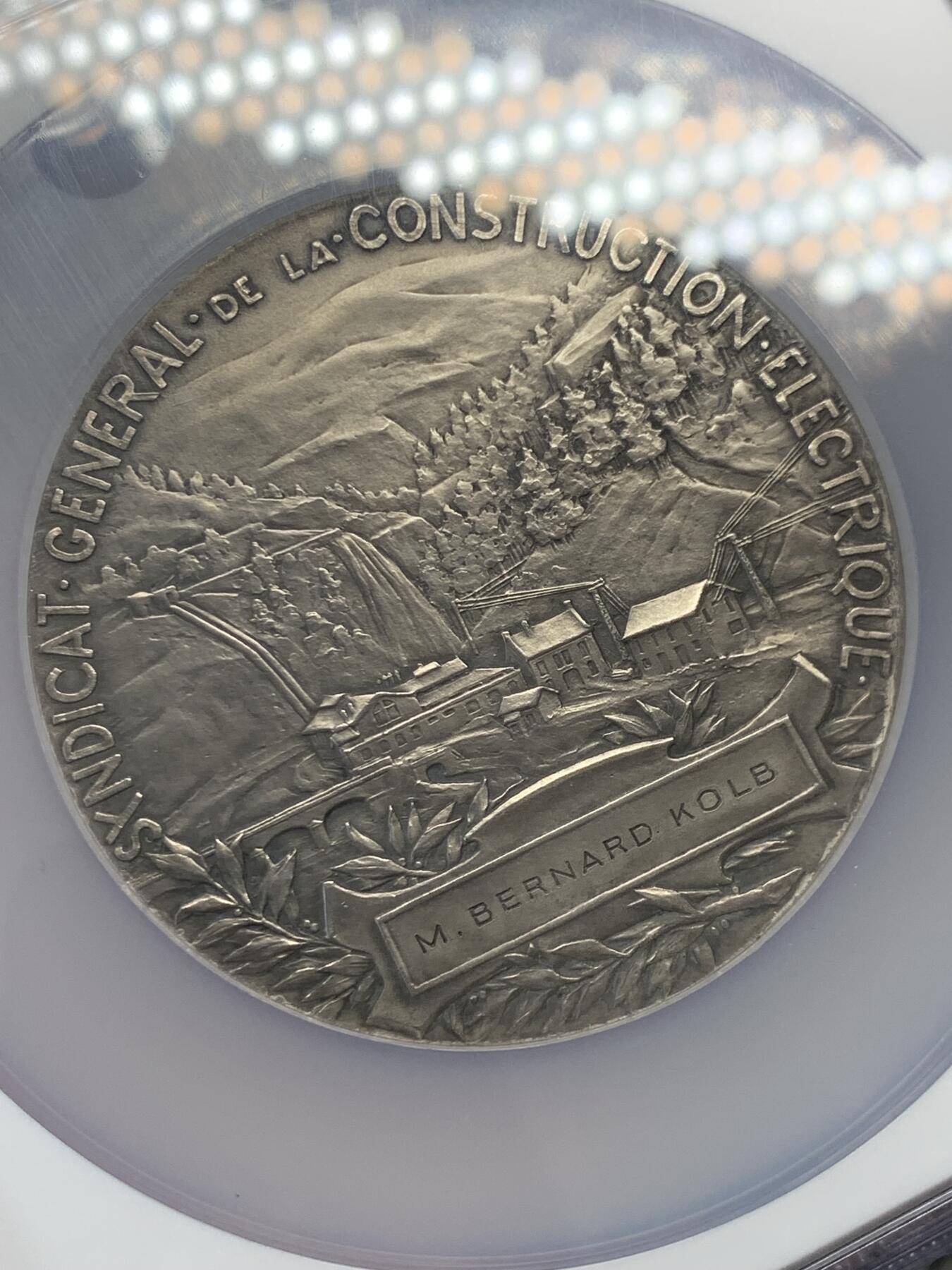 《竞宝斋》立夏专场特拍 （第2-1场）全场顺丰包邮 265场 NGC MS63 法国电力女神大银章，和法兰西银行百年、突尼斯开港都是68mm的精品大章，作者皮列是骑马鹰洋的雕刻师，法章名家。正面的裸身女神丰腴立体，背面是景观，一章两面都是精品。这个品种63高分罕见，章牌爱好者必冲。