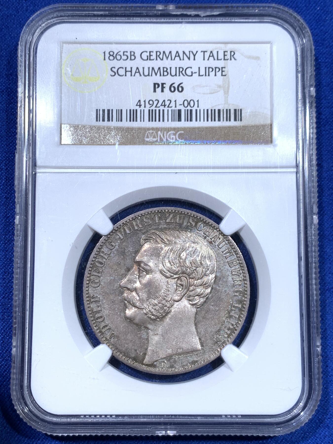 《竞宝斋》立夏专场特拍 （第2-1场）全场顺丰包邮 265场 冠军分 NGC PF66 德国  1865 绍姆堡-利普天使精制泰勒，联合泰勒中的名誉品种，最高分数的精制版本泰勒，普制发行量7000枚，精制发行量未有记录（应该是少于100枚的），设计与工艺都是顶级的，精制的镜面之下还有五彩的包浆，精美绝伦，凤毛麟角了。最近德拍一枚绍姆堡天使精制泰勒裸币落锤价1500欧元。