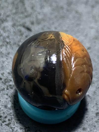 精美亚光战国红玛瑙手工巧雕胖鲤鱼小圆珠一个，寓意，富贵有鱼， 精美亚光战国红玛瑙手工巧雕胖鲤鱼小圆珠一个，寓意，富贵有鱼，