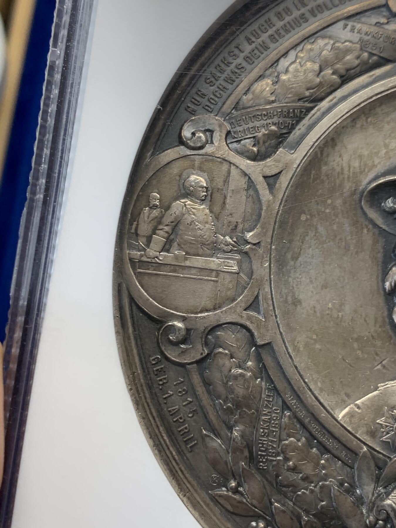 《竞宝斋》立夏专场特拍 （第2-1场）全场顺丰包邮 265场 NGC MS62 德国1898俾斯麦逝世纪念章 锌镀银 10cm直径 280g重量 大盒封装 巨大规格 正面左边图案是著名的铁与血演说 右边是俾斯麦和威廉二世和解 背面刻画了三代德国皇帝的头像