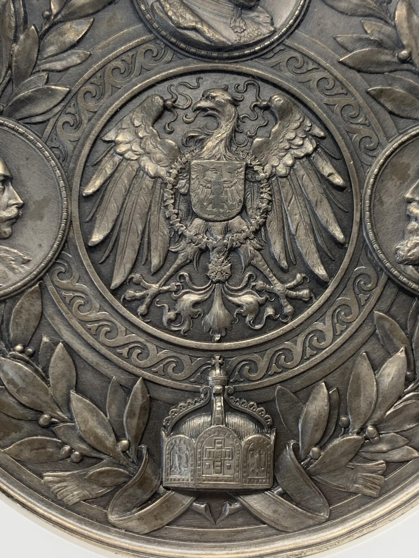 《竞宝斋》立夏专场特拍 （第2-1场）全场顺丰包邮 265场 NGC MS62 德国1898俾斯麦逝世纪念章 锌镀银 10cm直径 280g重量 大盒封装 巨大规格 正面左边图案是著名的铁与血演说 右边是俾斯麦和威廉二世和解 背面刻画了三代德国皇帝的头像