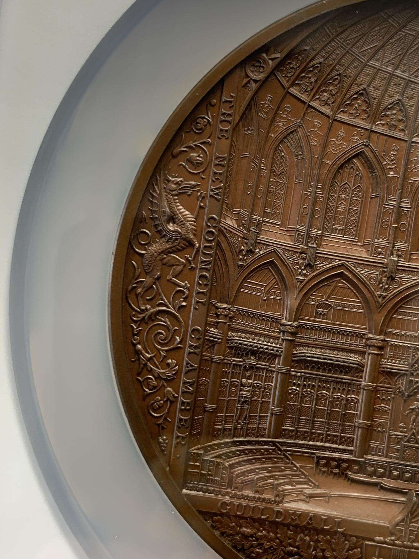 《竞宝斋》立夏专场特拍 （第2-1场）全场顺丰包邮 265场 NGC MS64BN 1884年英国伦敦金融城系列 建筑三杰之一 大不列颠市政厅铜牌新议会厅开幕 伦敦造币厂 作者JS & AB Wyon 直径77毫米 正面是伦迪尼亚 商业和治安法官出席 向她的议会发表讲话 背面是市政厅内景 此章是任何大教堂和建筑相关奖牌的高级收藏者的必备品