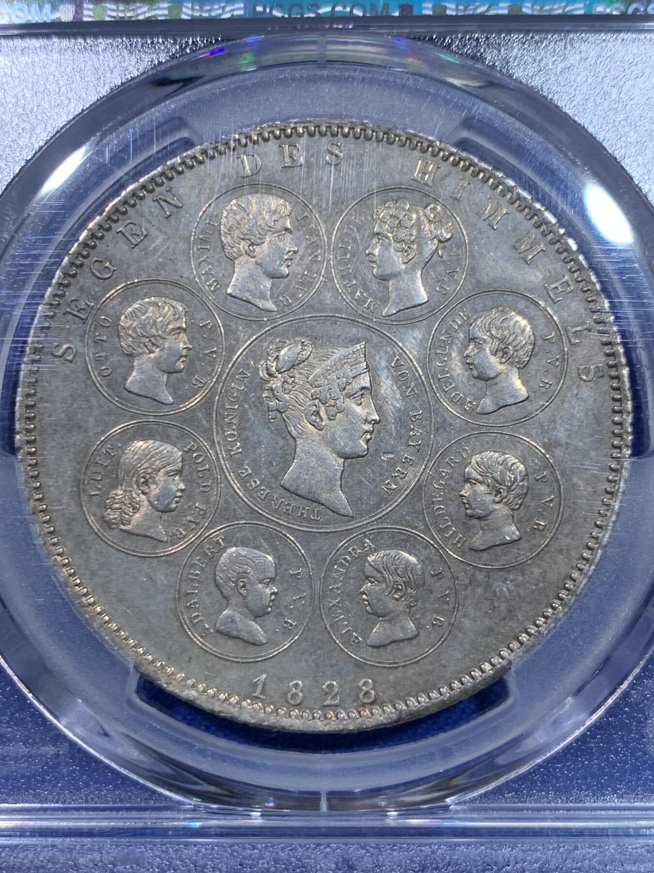 《竞宝斋》立夏专场特拍 （第2-1场）全场顺丰包邮 265场 PCGS UNC 德国 巴伐利亚1828年祝福王室历史协定泰勒银币，直径38mm，重28.06g，纯度83.3%。背面中央为王后特蕾莎头像，其四周是八位子女头像。细节清晰状态很不错。