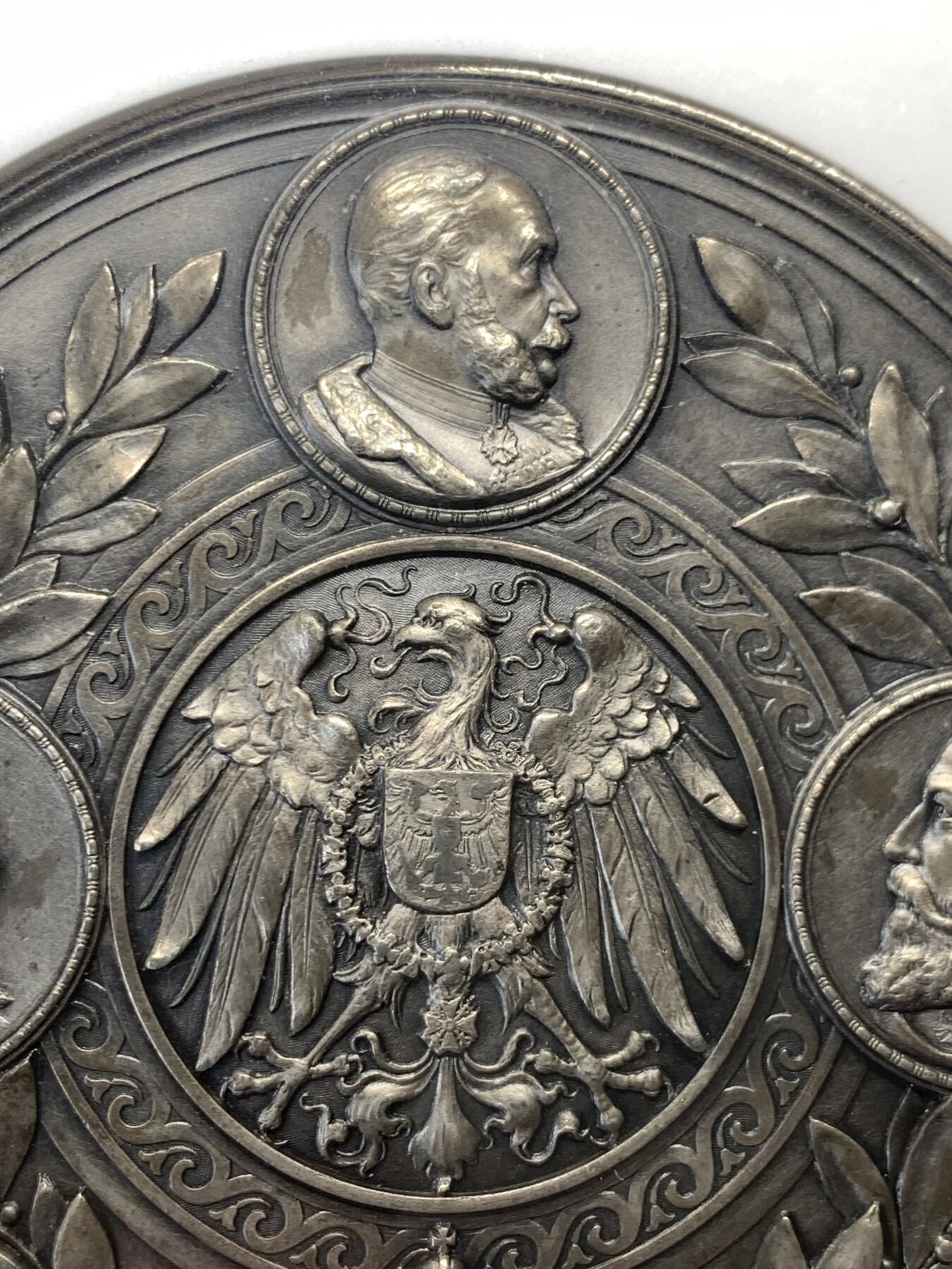 《竞宝斋》立夏专场特拍 （第2-1场）全场顺丰包邮 265场 NGC MS62 德国1898俾斯麦逝世纪念章 锌镀银 10cm直径 280g重量 大盒封装 巨大规格 正面左边图案是著名的铁与血演说 右边是俾斯麦和威廉二世和解 背面刻画了三代德国皇帝的头像