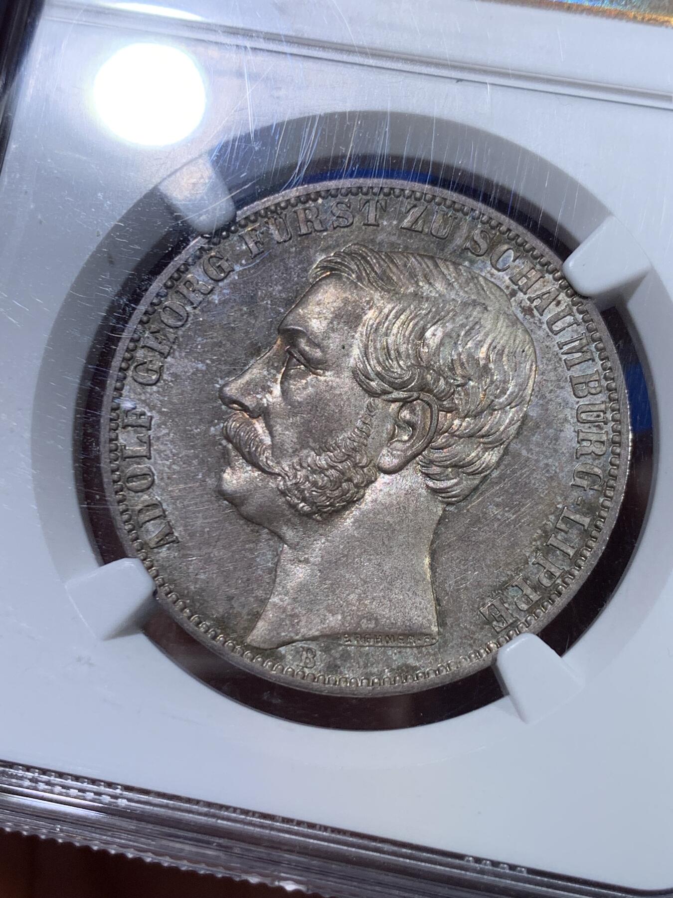 《竞宝斋》立夏专场特拍 （第2-1场）全场顺丰包邮 265场 冠军分 NGC PF66 德国  1865 绍姆堡-利普天使精制泰勒，联合泰勒中的名誉品种，最高分数的精制版本泰勒，普制发行量7000枚，精制发行量未有记录（应该是少于100枚的），设计与工艺都是顶级的，精制的镜面之下还有五彩的包浆，精美绝伦，凤毛麟角了。最近德拍一枚绍姆堡天使精制泰勒裸币落锤价1500欧元。