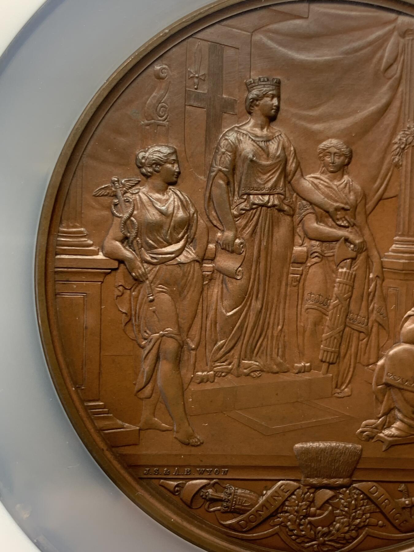 《竞宝斋》立夏专场特拍 （第2-1场）全场顺丰包邮 265场 NGC MS64BN 1884年英国伦敦金融城系列 建筑三杰之一 大不列颠市政厅铜牌新议会厅开幕 伦敦造币厂 作者JS & AB Wyon 直径77毫米 正面是伦迪尼亚 商业和治安法官出席 向她的议会发表讲话 背面是市政厅内景 此章是任何大教堂和建筑相关奖牌的高级收藏者的必备品