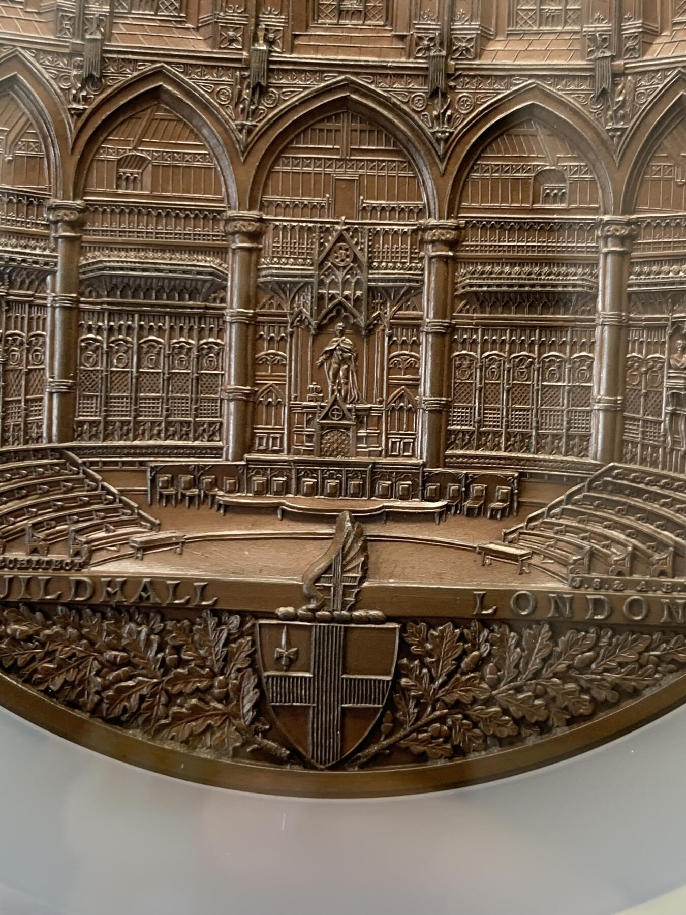 《竞宝斋》立夏专场特拍 （第2-1场）全场顺丰包邮 265场 NGC MS64BN 1884年英国伦敦金融城系列 建筑三杰之一 大不列颠市政厅铜牌新议会厅开幕 伦敦造币厂 作者JS & AB Wyon 直径77毫米 正面是伦迪尼亚 商业和治安法官出席 向她的议会发表讲话 背面是市政厅内景 此章是任何大教堂和建筑相关奖牌的高级收藏者的必备品