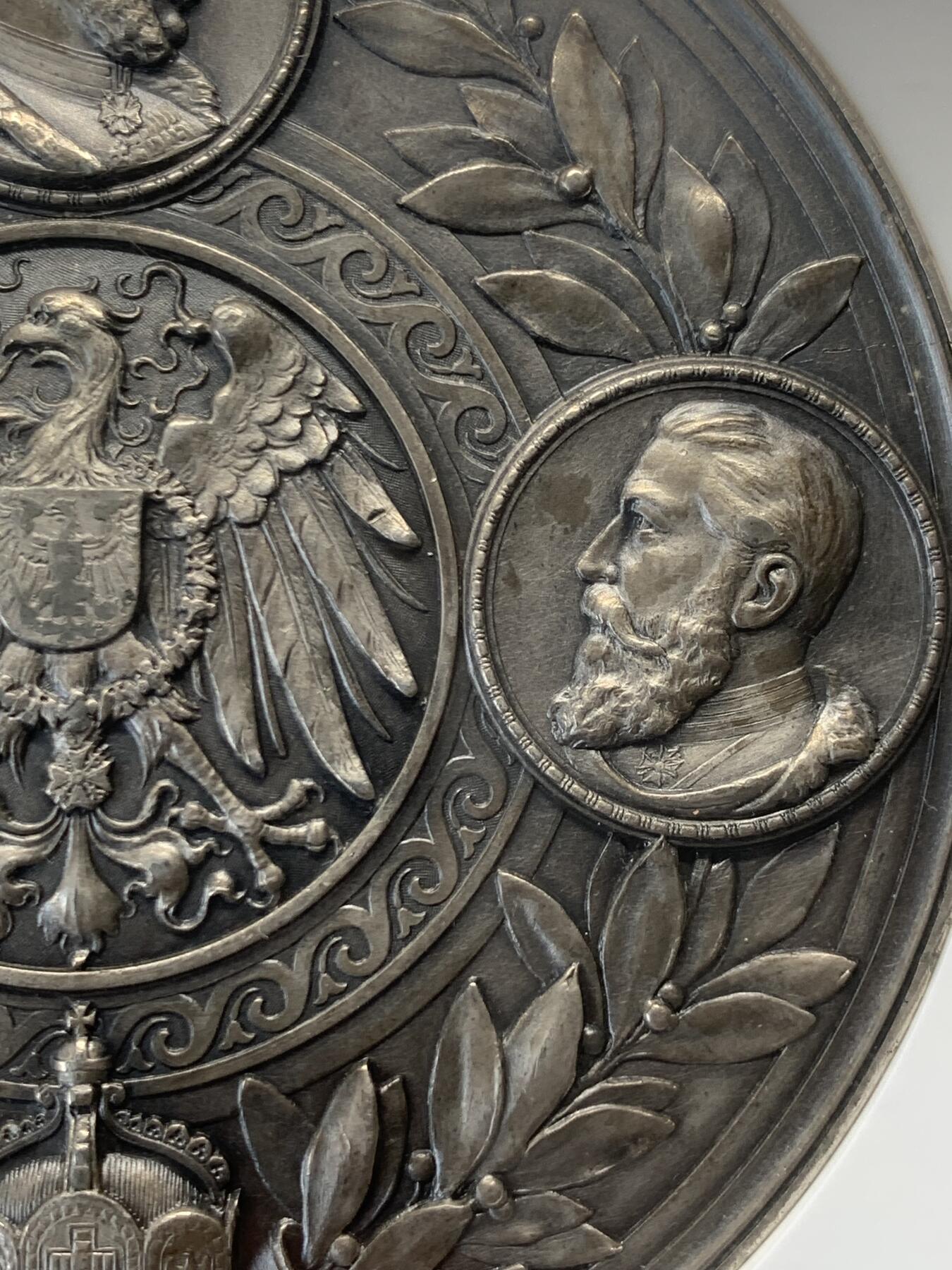 《竞宝斋》立夏专场特拍 （第2-1场）全场顺丰包邮 265场 NGC MS62 德国1898俾斯麦逝世纪念章 锌镀银 10cm直径 280g重量 大盒封装 巨大规格 正面左边图案是著名的铁与血演说 右边是俾斯麦和威廉二世和解 背面刻画了三代德国皇帝的头像