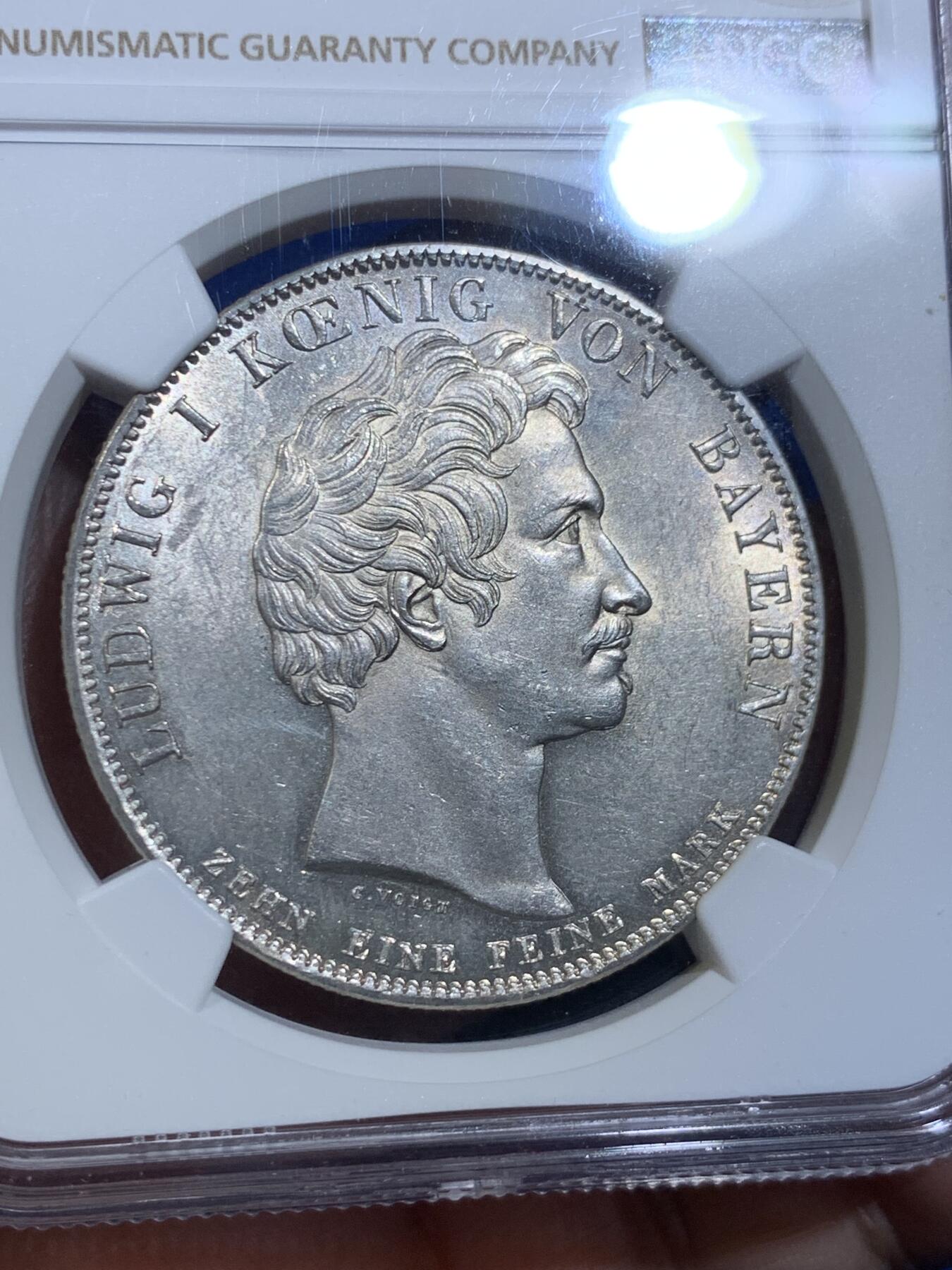 《竞宝斋》立夏专场特拍 （第2-1场）全场顺丰包邮 265场 NGC UNC 德国1828巴伐利亚纪念泰勒大银币 正面皇帝 背面是特蕾莎皇后和8个子女 寓意非常好 祝福王室 细节很好 非常经典和精美