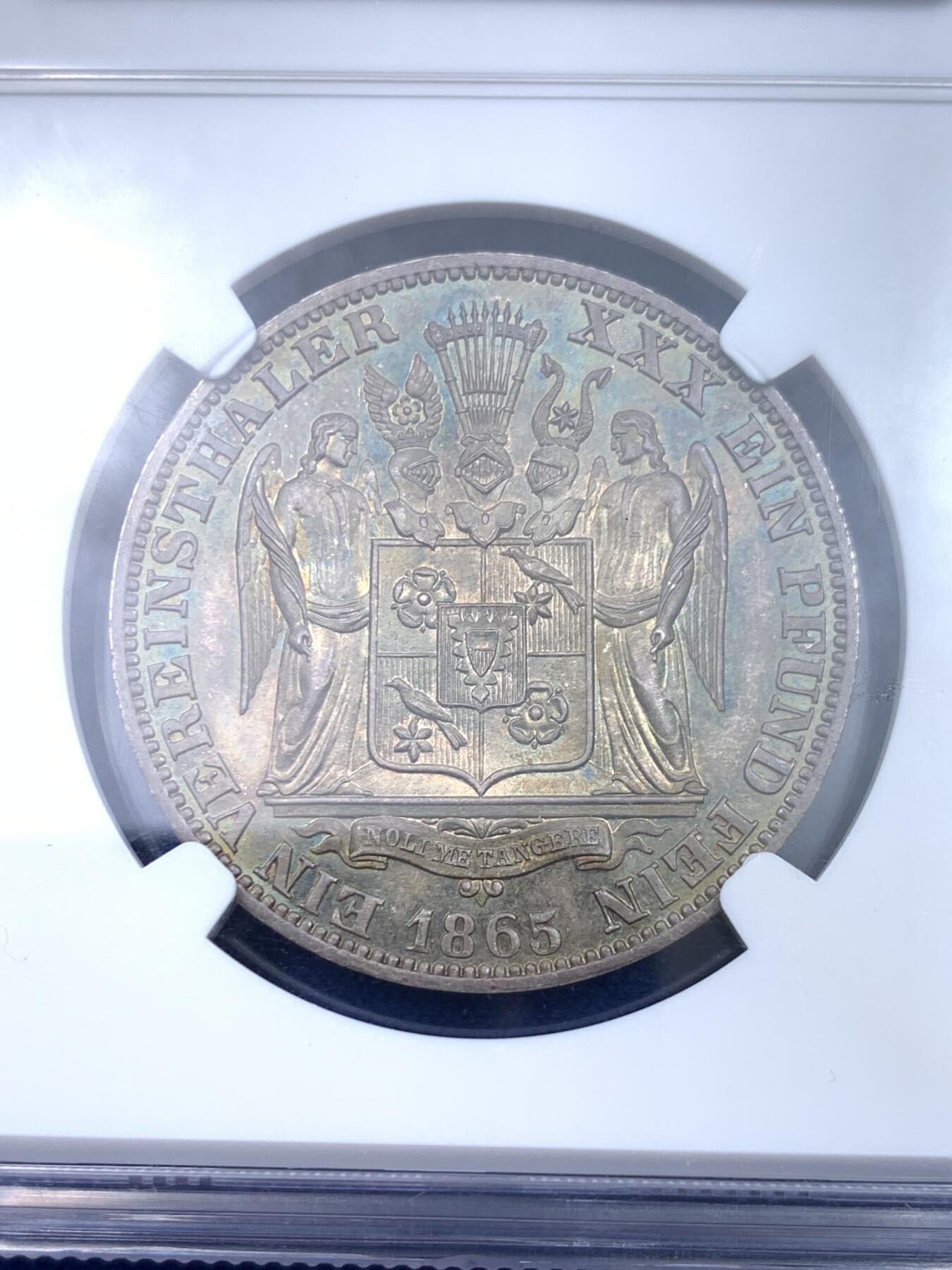 《竞宝斋》立夏专场特拍 （第2-1场）全场顺丰包邮 265场 冠军分 NGC PF66 德国  1865 绍姆堡-利普天使精制泰勒，联合泰勒中的名誉品种，最高分数的精制版本泰勒，普制发行量7000枚，精制发行量未有记录（应该是少于100枚的），设计与工艺都是顶级的，精制的镜面之下还有五彩的包浆，精美绝伦，凤毛麟角了。最近德拍一枚绍姆堡天使精制泰勒裸币落锤价1500欧元。