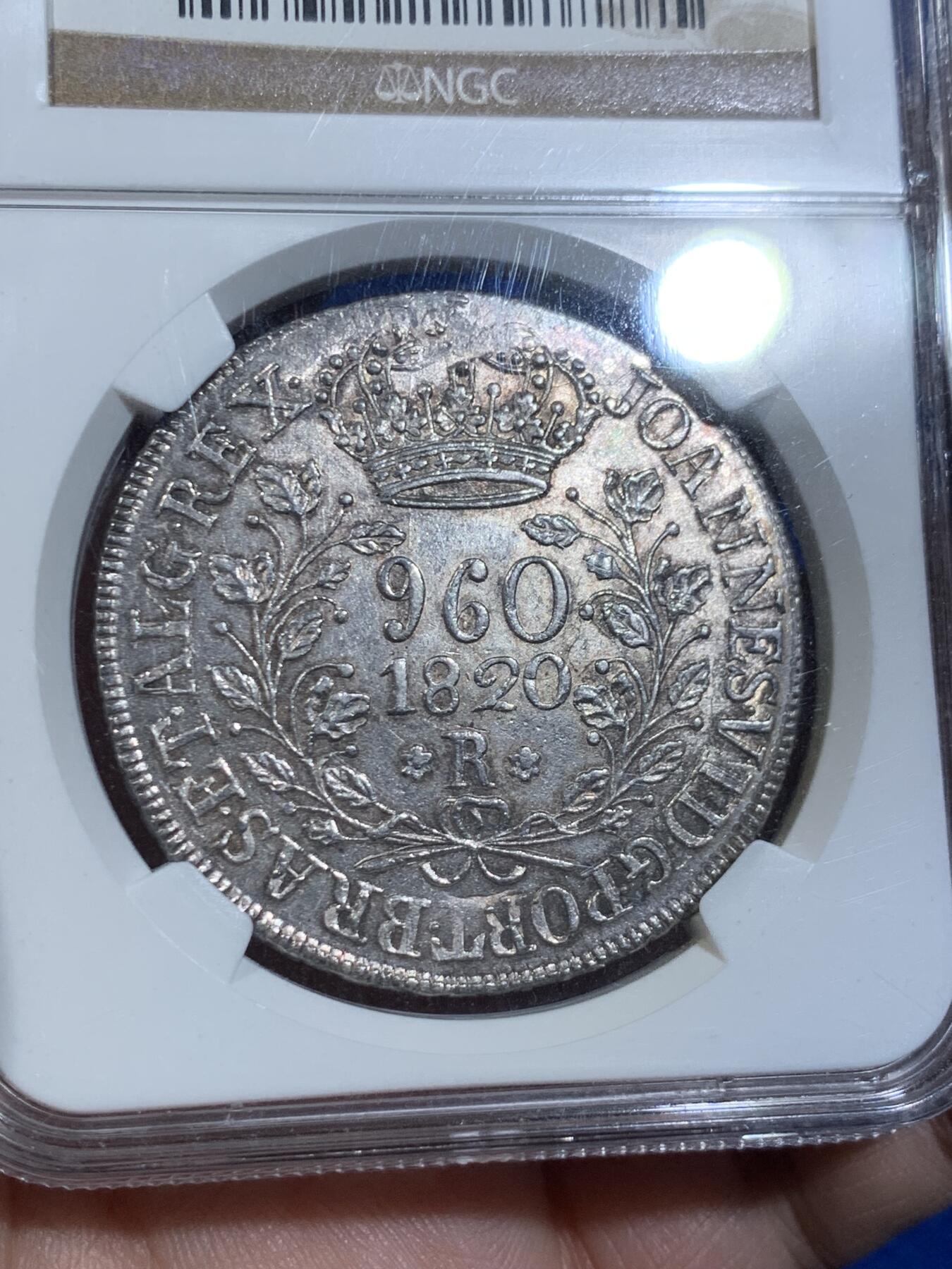 《竞宝斋》立夏专场特拍 （第2-1场）全场顺丰包邮 265场 NGC AU58 葡属巴西1820年960R大银币 花枝版 双面深打 币胚留存清晰可辨 状态不输MS 老N盒严评