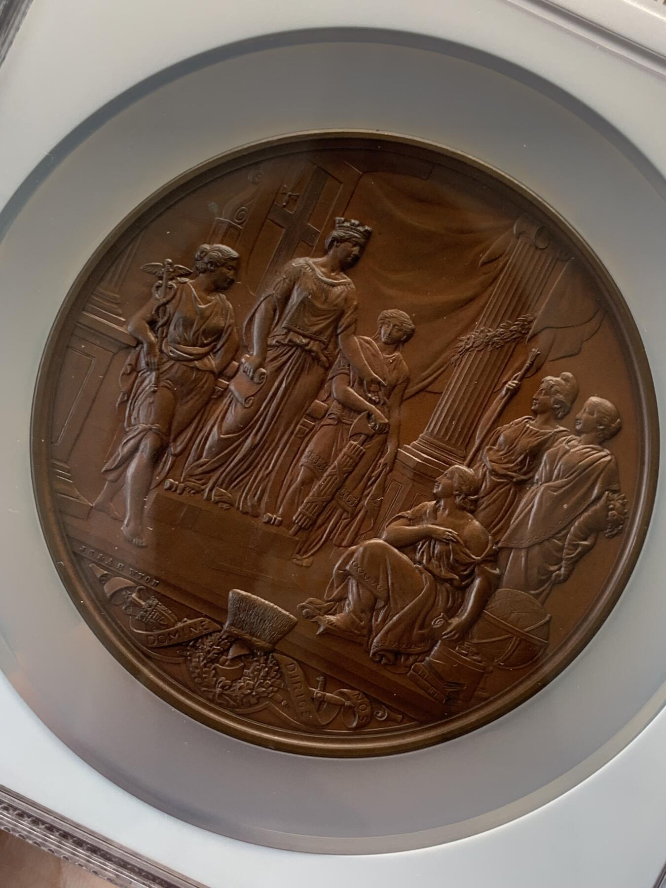 《竞宝斋》立夏专场特拍 （第2-1场）全场顺丰包邮 265场 NGC MS64BN 1884年英国伦敦金融城系列 建筑三杰之一 大不列颠市政厅铜牌新议会厅开幕 伦敦造币厂 作者JS & AB Wyon 直径77毫米 正面是伦迪尼亚 商业和治安法官出席 向她的议会发表讲话 背面是市政厅内景 此章是任何大教堂和建筑相关奖牌的高级收藏者的必备品