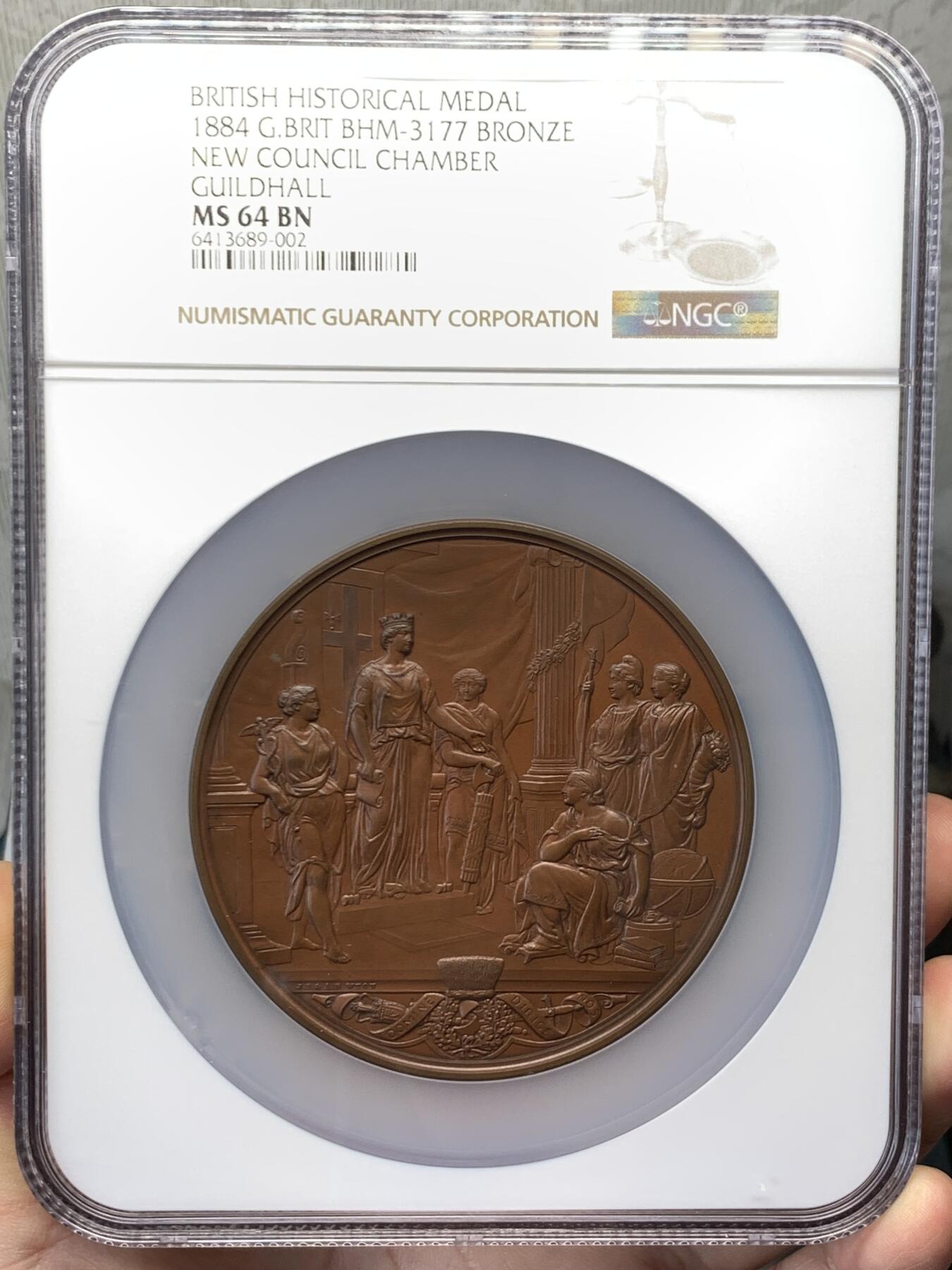 《竞宝斋》立夏专场特拍 （第2-1场）全场顺丰包邮 265场 NGC MS64BN 1884年英国伦敦金融城系列 建筑三杰之一 大不列颠市政厅铜牌新议会厅开幕 伦敦造币厂 作者JS & AB Wyon 直径77毫米 正面是伦迪尼亚 商业和治安法官出席 向她的议会发表讲话 背面是市政厅内景 此章是任何大教堂和建筑相关奖牌的高级收藏者的必备品