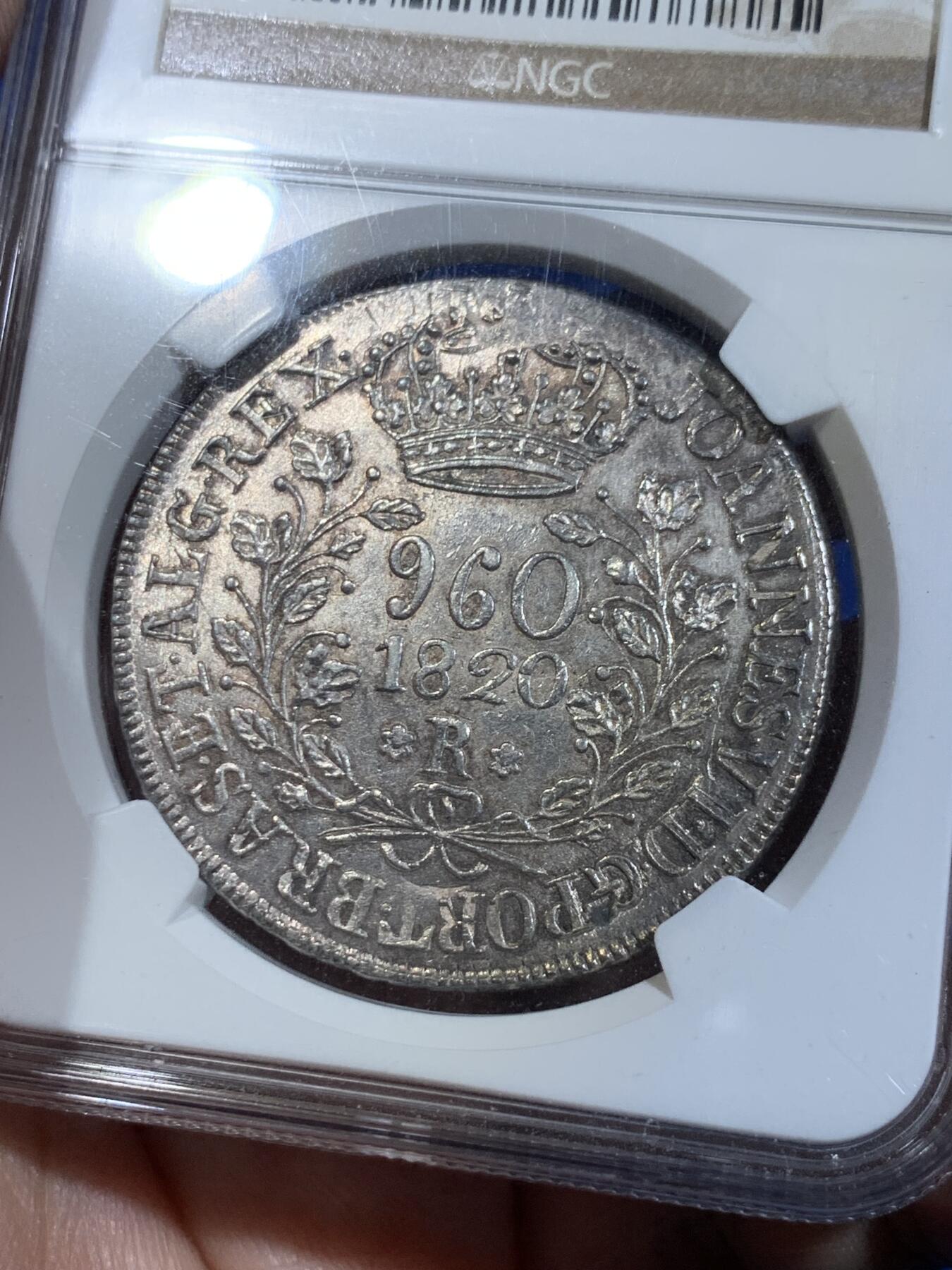 《竞宝斋》立夏专场特拍 （第2-1场）全场顺丰包邮 265场 NGC AU58 葡属巴西1820年960R大银币 花枝版 双面深打 币胚留存清晰可辨 状态不输MS 老N盒严评