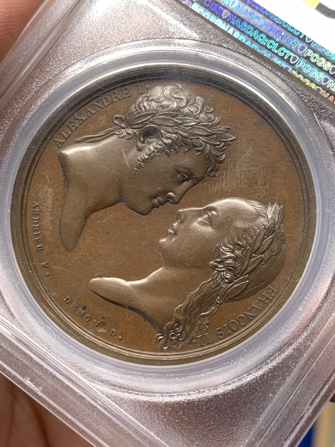 《竞宝斋》立夏专场特拍 （第2-1场）全场顺丰包邮 265场 PCGS SP63 法国1805年拿破仑一世原铸铜章 为纪念1805年拿破仑在奥斯特里茨战役（三皇会战）打败俄奥联军，Andrieu铸造了一枚简单粗暴的纪念章。在纪念章的背面，沙皇亚历山大一世与奥皇弗朗茨二世的头像拥挤在狭小的空间里，与正面雄伟的拿破仑肖像形成对比。这枚章有意思就有意思在设计者根本不按常理出牌：1、正面不刻皇帝称号 2、背面不做任何象征性修饰，不写任何描述性文字 3、直接把对面老大