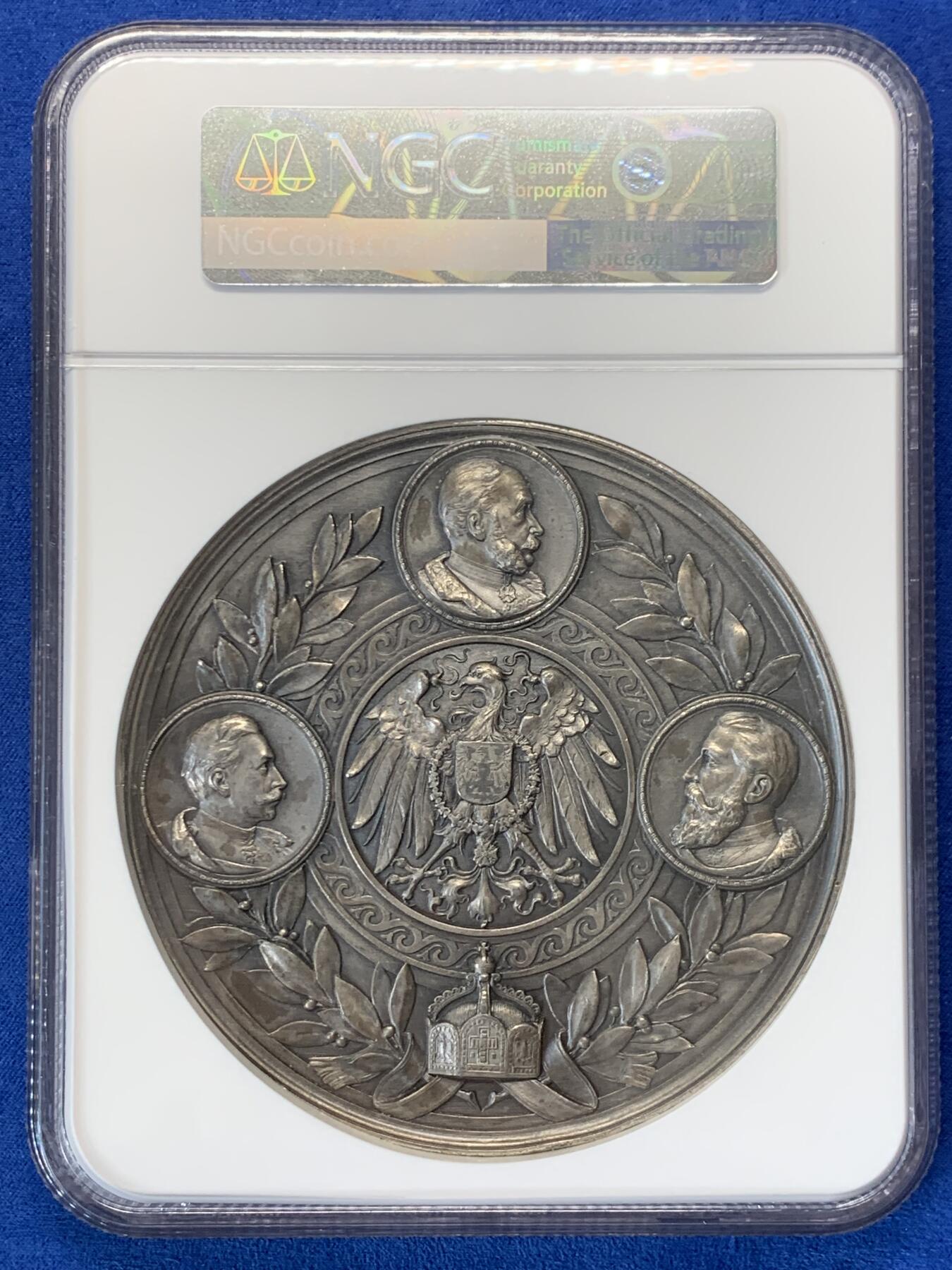 《竞宝斋》立夏专场特拍 （第2-1场）全场顺丰包邮 265场 NGC MS62 德国1898俾斯麦逝世纪念章 锌镀银 10cm直径 280g重量 大盒封装 巨大规格 正面左边图案是著名的铁与血演说 右边是俾斯麦和威廉二世和解 背面刻画了三代德国皇帝的头像