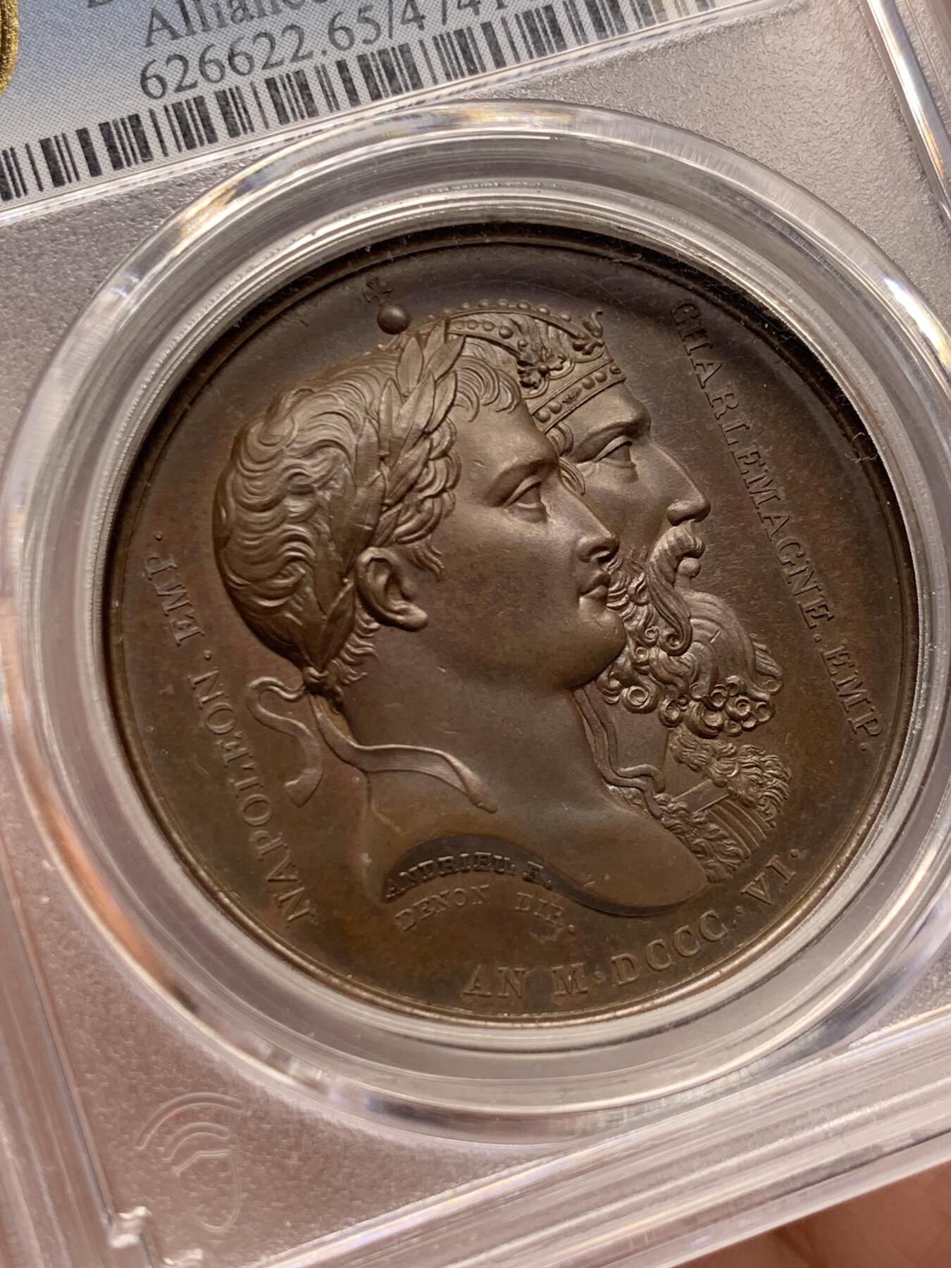 《竞宝斋》立夏专场特拍 （第2-1场）全场顺丰包邮 265场 PCGS SP65 冠军分 法国1806年拿破仑一世结盟萨克森原铸铜章  正面拿破仑和查理曼大帝的并肩半身像 背面萨克森圣人维杜金德和带领神罗走向顶峰红胡子腓特烈一世 暗喻拿破仑要做查理曼大帝的继承人 是罗马正统 全欧洲的皇帝