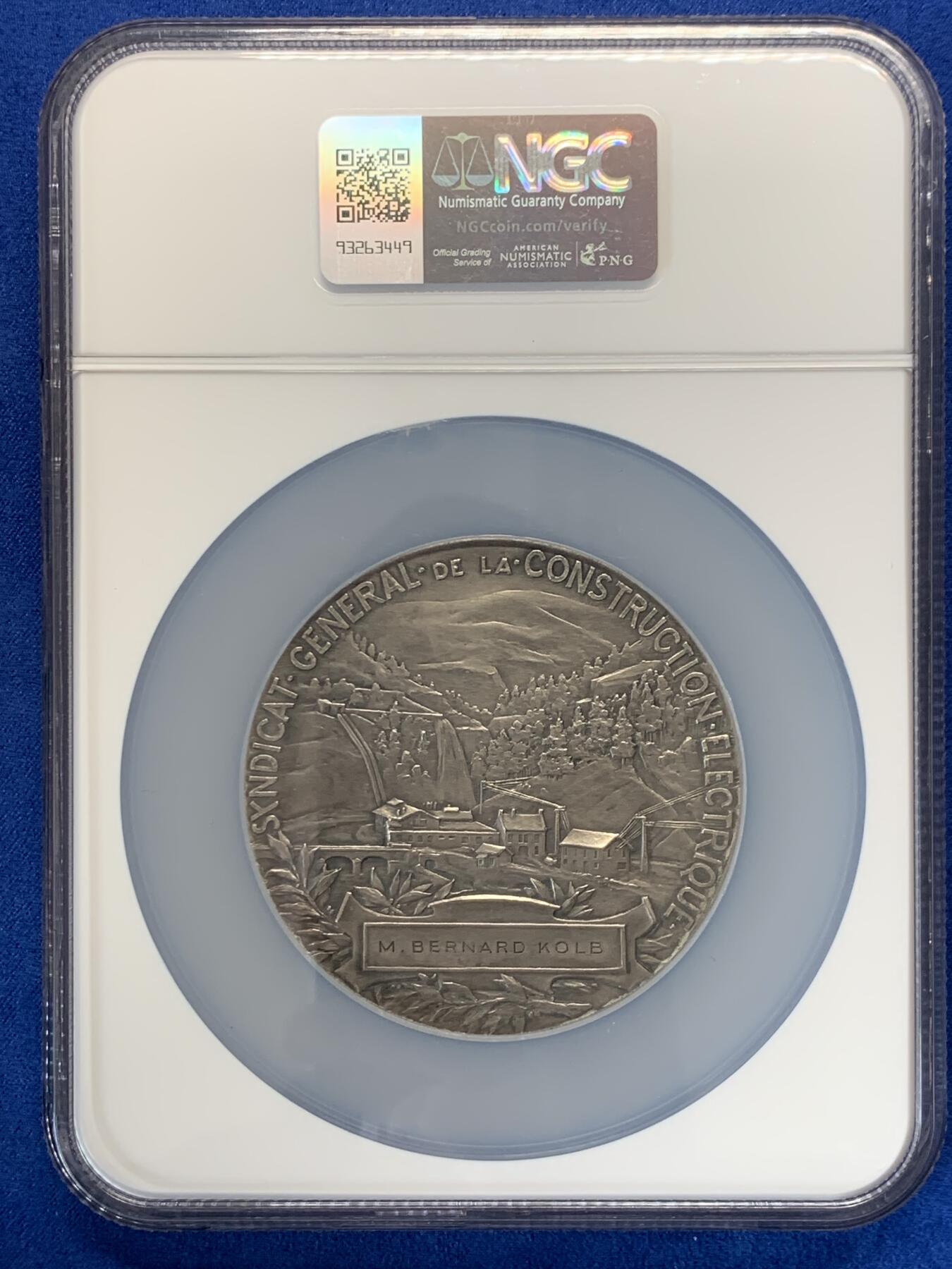 《竞宝斋》立夏专场特拍 （第2-1场）全场顺丰包邮 265场 NGC MS63 法国电力女神大银章，和法兰西银行百年、突尼斯开港都是68mm的精品大章，作者皮列是骑马鹰洋的雕刻师，法章名家。正面的裸身女神丰腴立体，背面是景观，一章两面都是精品。这个品种63高分罕见，章牌爱好者必冲。